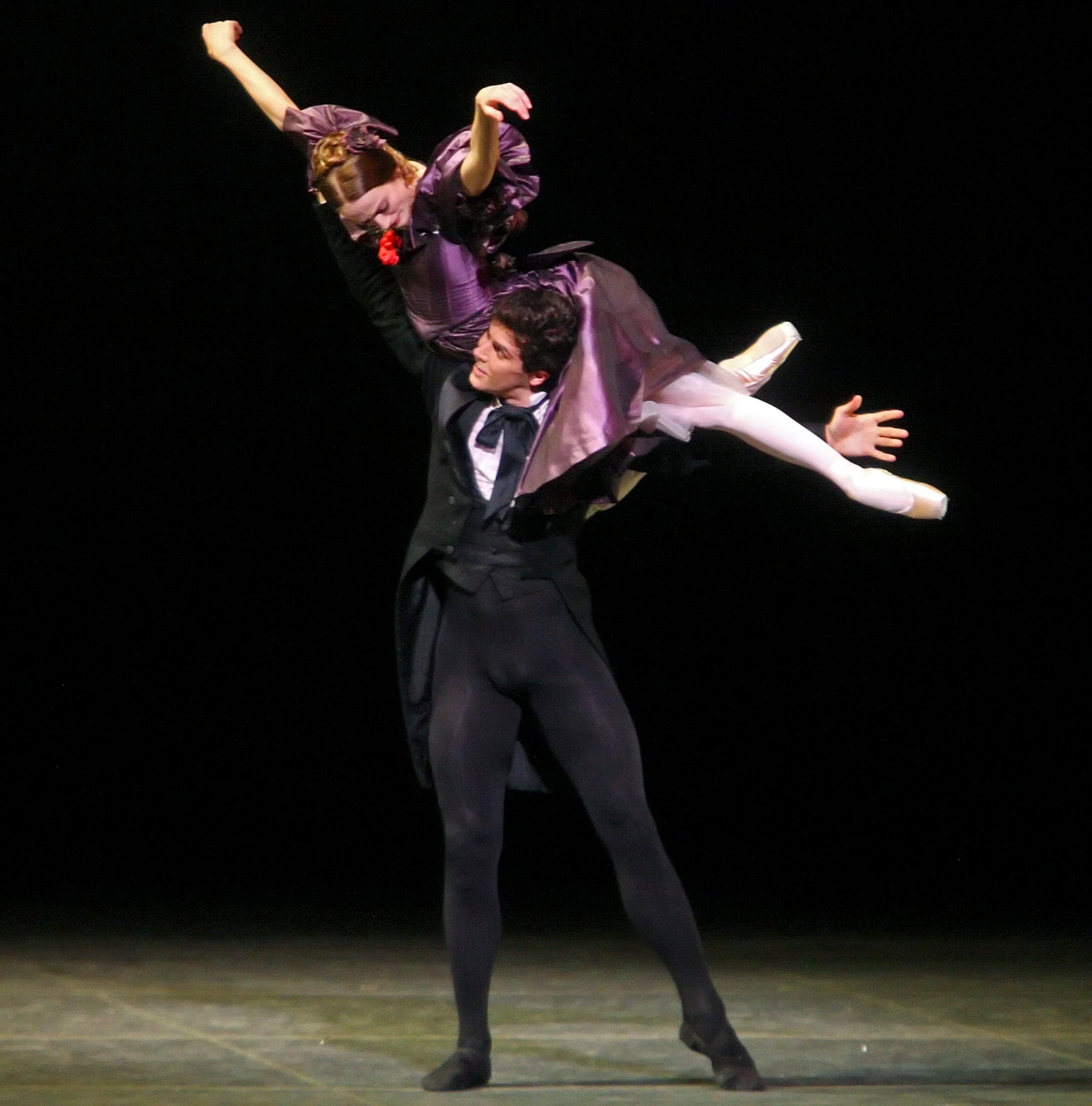 Roberto Bolle e Julie Kent, dell'American Ballet Theatre, si esibiscono nella premiere aziendale di "Lady of the Camellias", a New York, il 25 maggio 2010. In questa versione in tre atti dell'amatissima storia strappalacrime di Alexandre Dumas fils, l'amore si verifica tra la cortigiana Marguerite Gautier e la giovane e ricca Armand Duval. (Andrea Mohin / The New York Times).