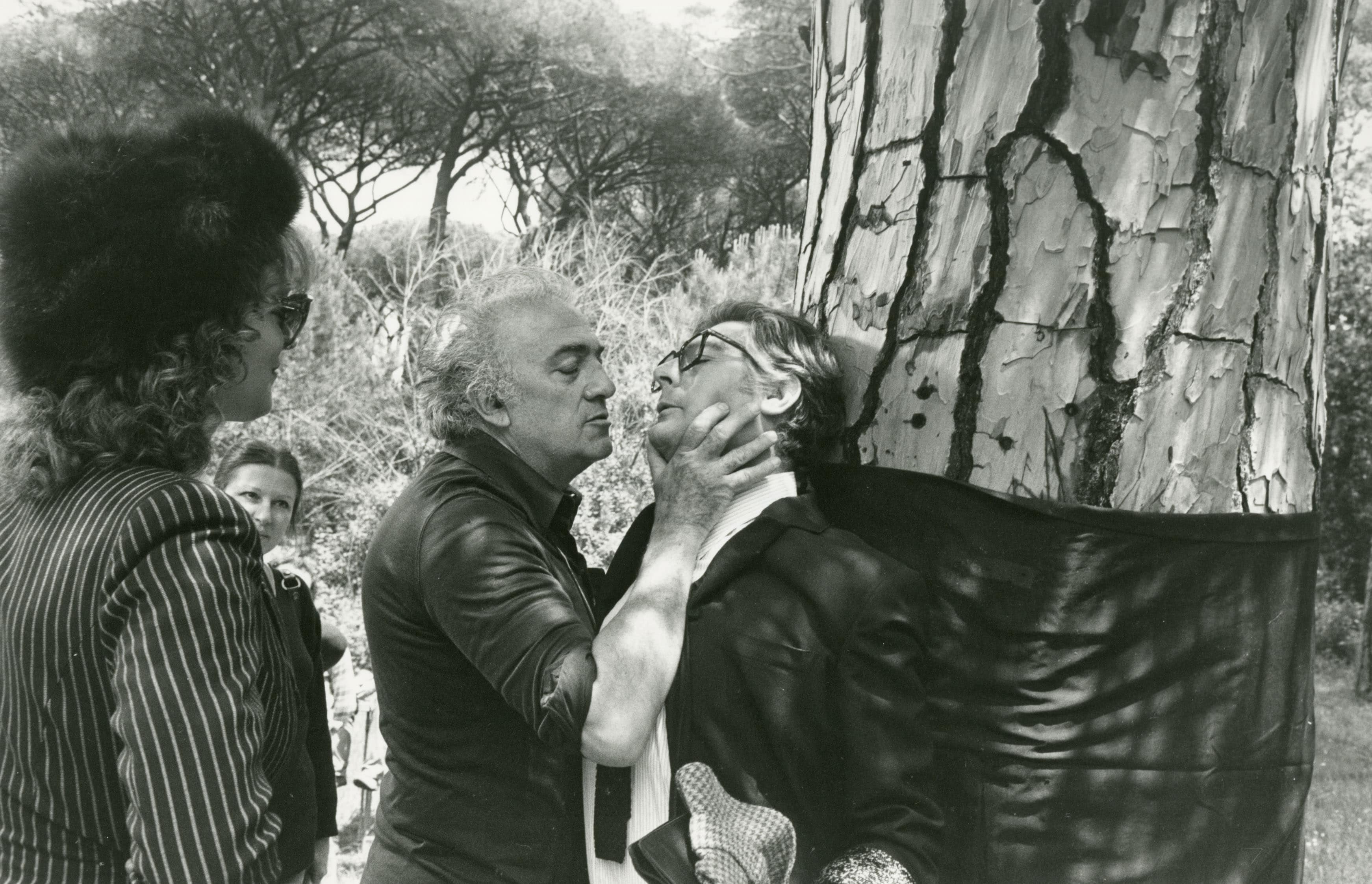Mastroianni e Fellini sul set de "La città delle donne", 1980. Cineteca di Bologna, Reporters Associati e Archivi