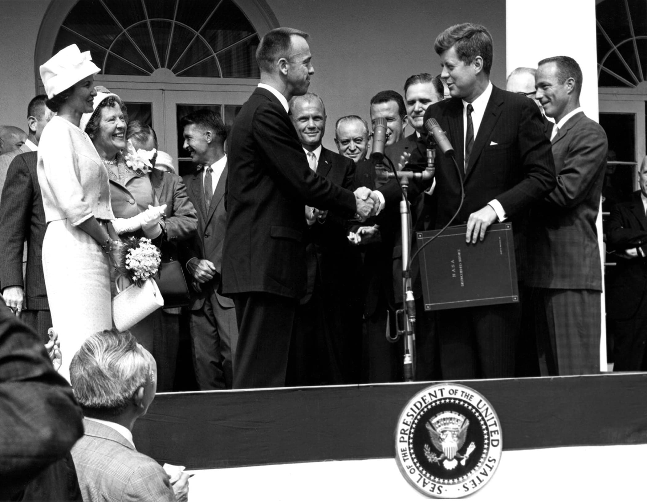 Il Presidente John F. Kennedy in questa occasione mentre premia l’astronauta John Glenn. Sarà lui ad avviare il progetto Apollo nel 1962, lanciando la sfida per portare l’uomo sulla luna