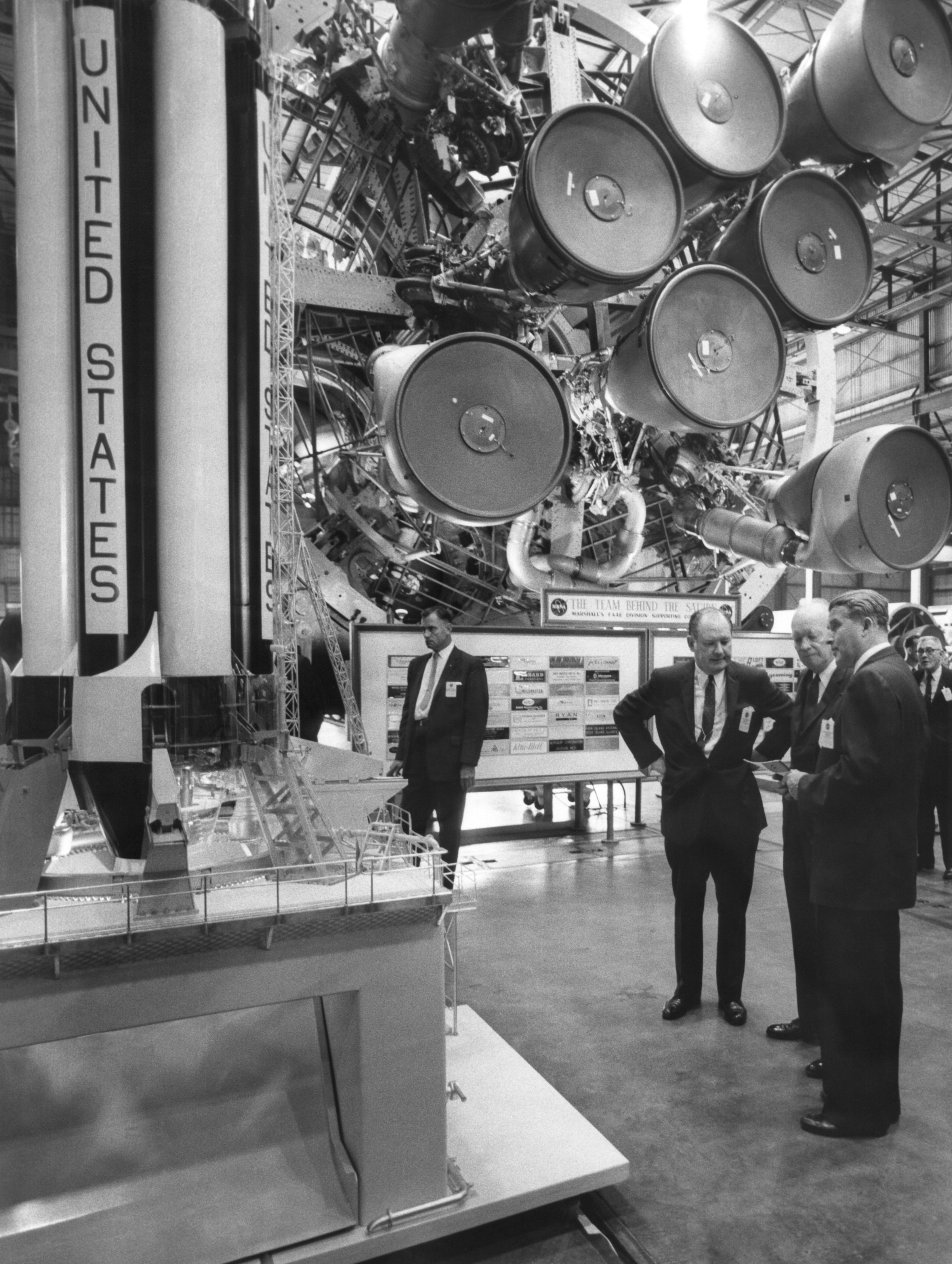 Il Presidente Dwight Eisenhower mentre osserva la fase di progettazione e realizzazione dei satelliti