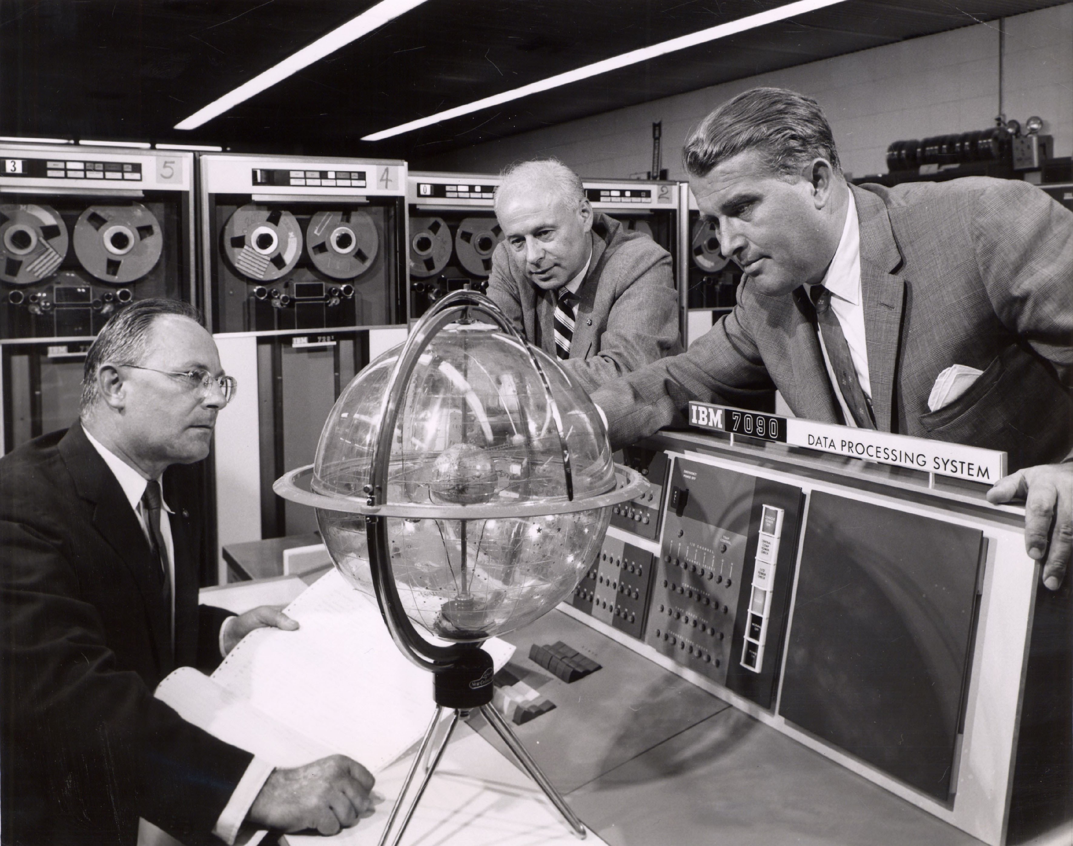 Wernher Von Braun durante una fase di studio alla Nasa, l'agenzia spaziale creata dagli americani e da lui diretta