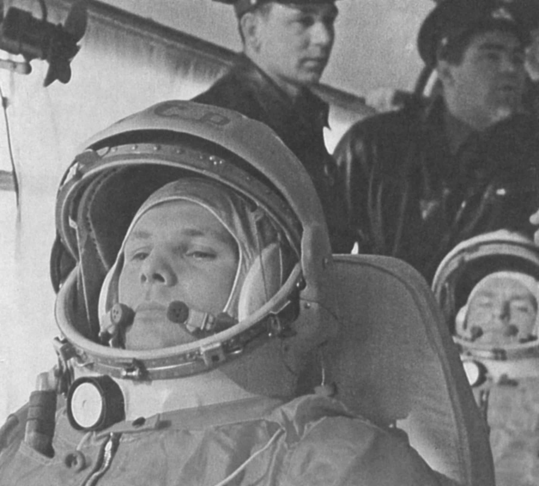 Il cosmonauta Yuri Gagarin, in una fase di preparazione del lancio che lo porterà come primo uomo nello spazio
