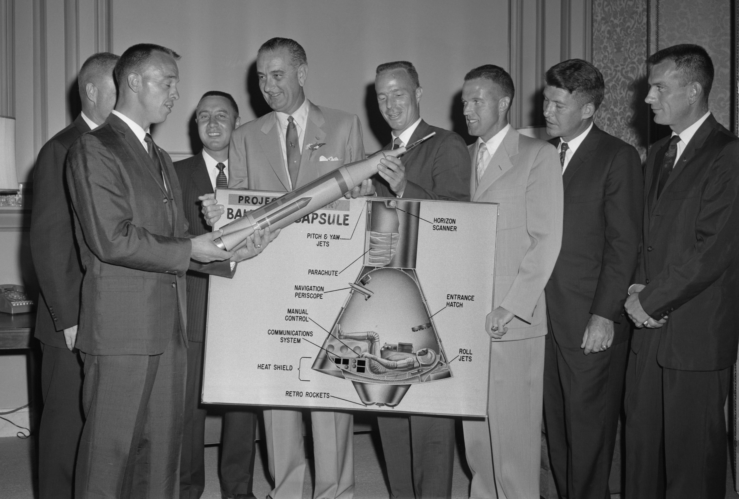Un giovanissimo senatore Lindon Johnson, insieme all’astronauta Alan Shepard. Dal 1957 cominciano sempre più a incrementarsi i finanziamenti per la corsa allo spazio