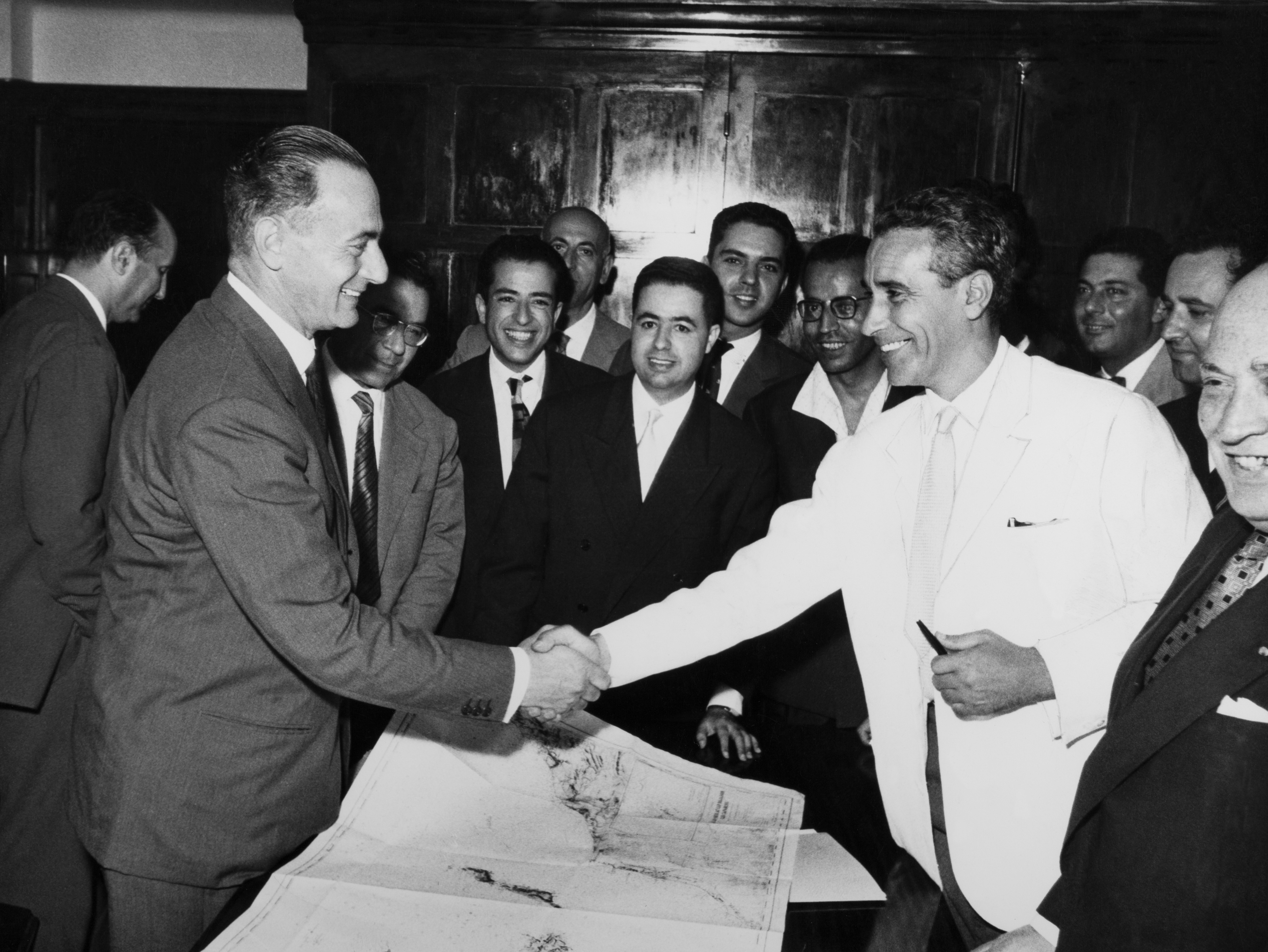Firma dell’accordo petrolifero tra Enrico Mattei e Maati Bouabid, ministro dell’economia del Marocco, nel 1958