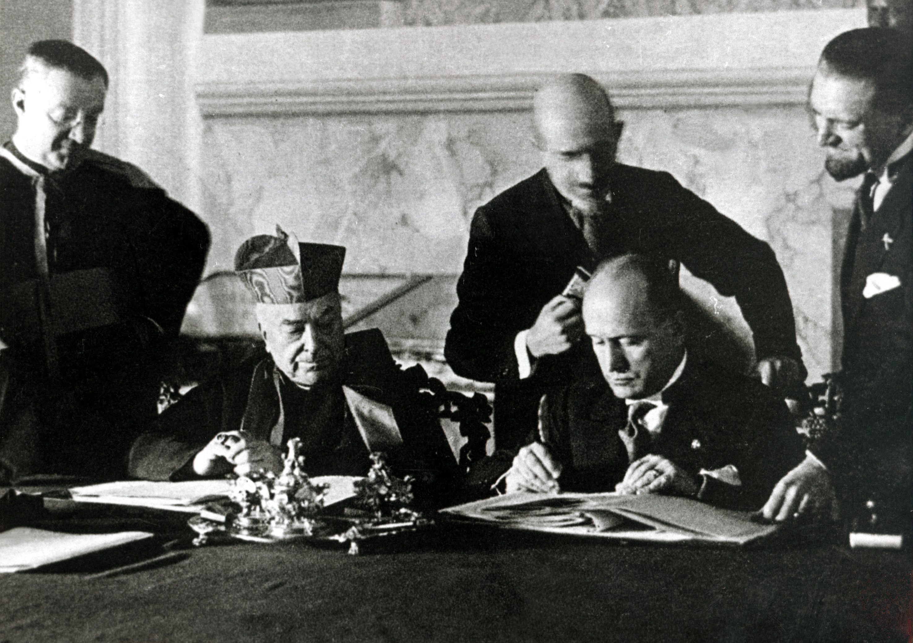 Il capo del Governo italiano, Benito Mussolini e il Cardinale Pietro Gasparri, segretario di Stato, al momento della firma dei patti
