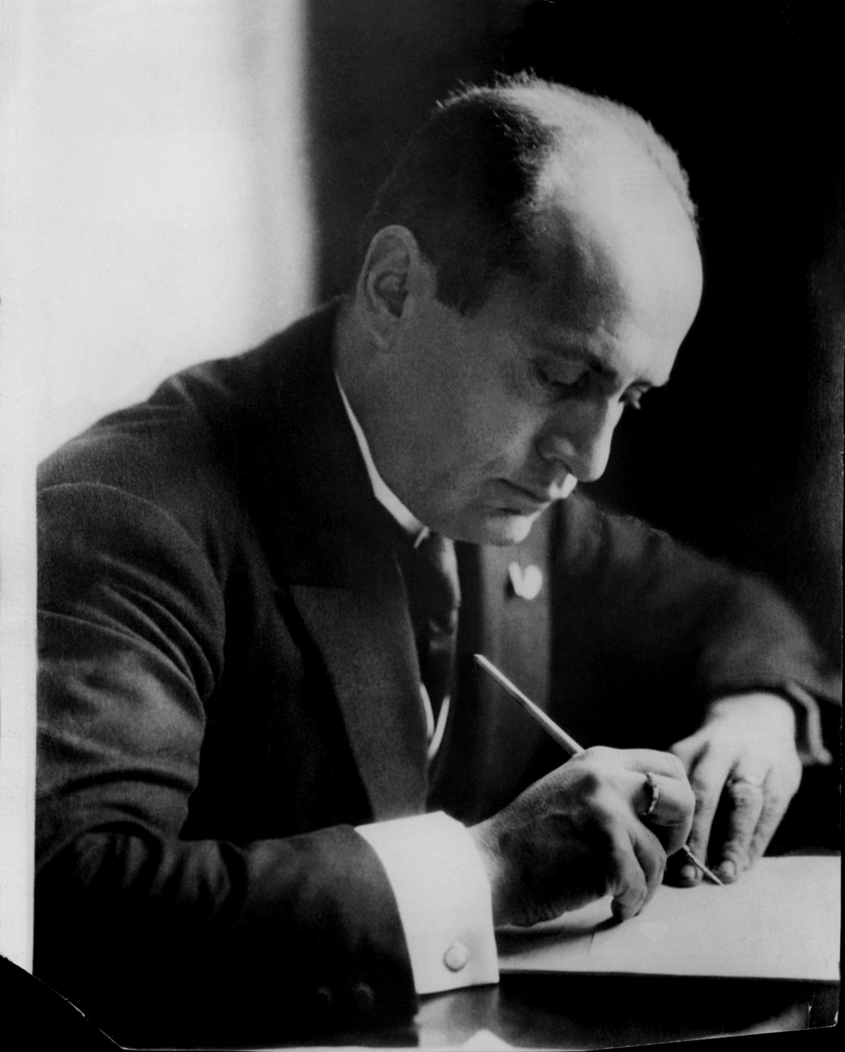 Benito Mussolini in un particolare mentre firma