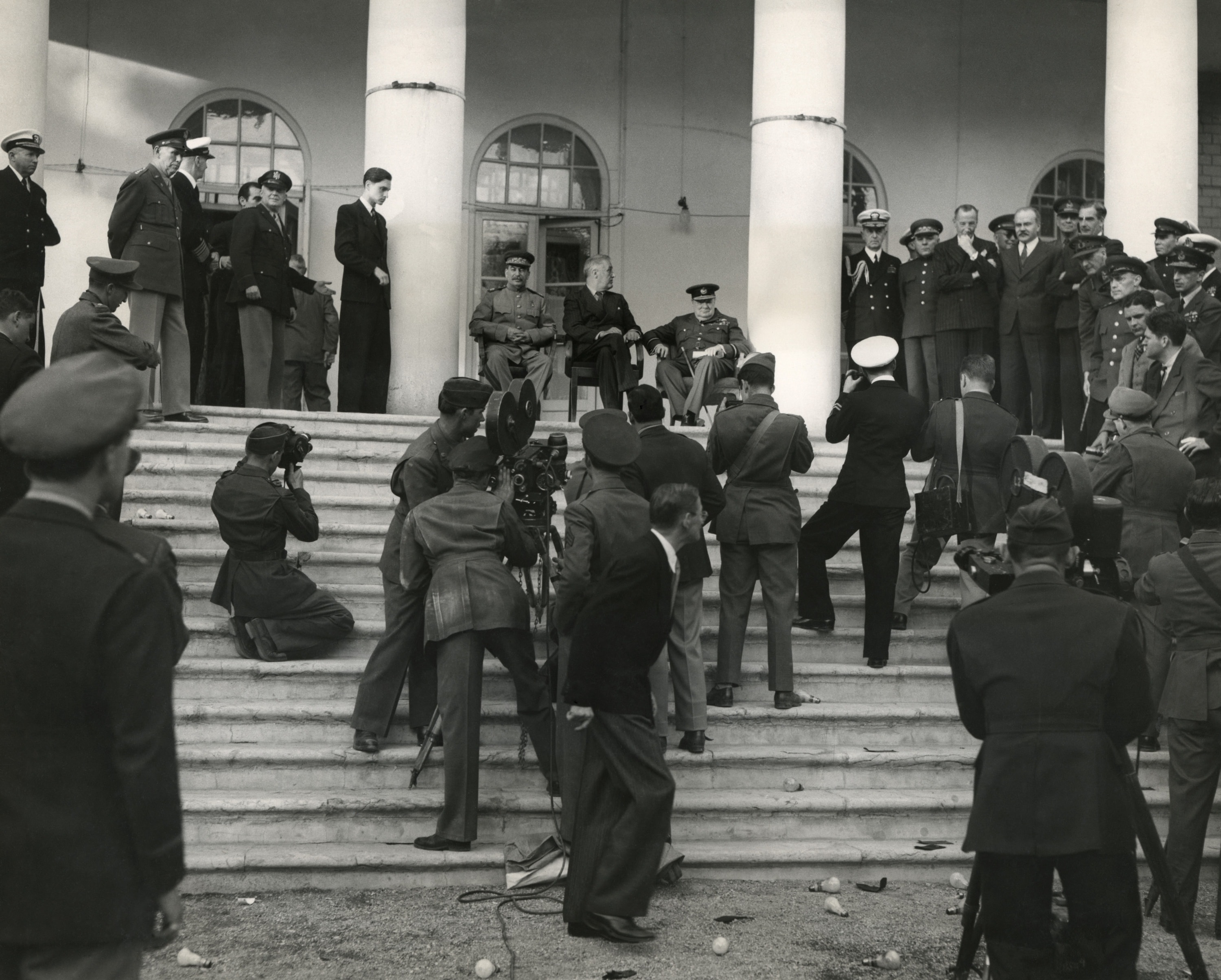Fotografi a Teheran a testimonianza dell’importanza dell’incontro. Si possono notare sulla sinistra il generale Marshall e il generale Eisenhower, mentre sulla destra Molotov, ministro degli esteri sovietico 
