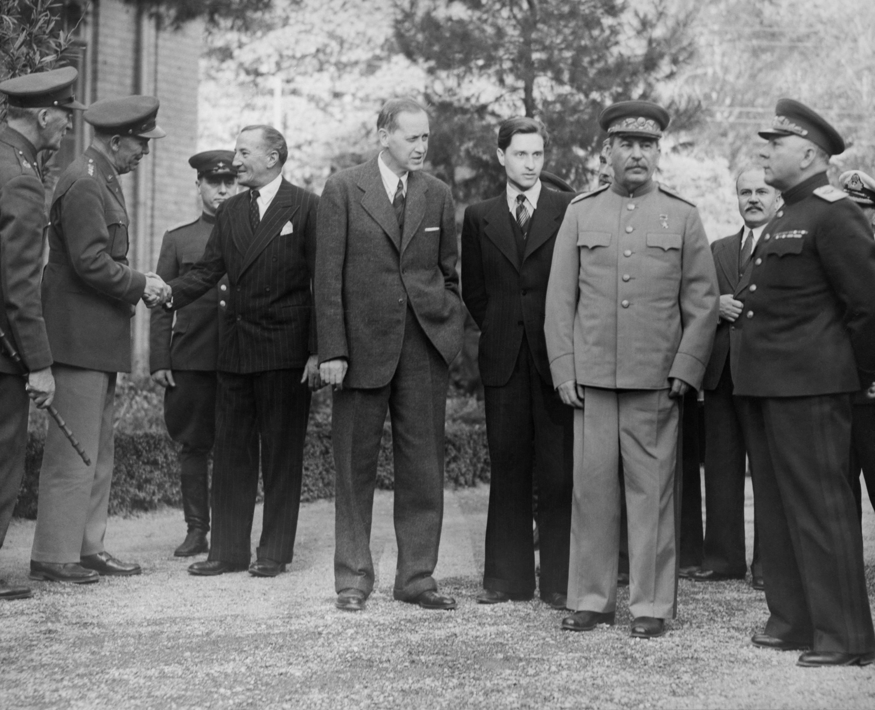 Stalin a Teheran fuori dall’ambasciata russa: a sinistra si nota il generale Marshall e a destra il ministro Molotov