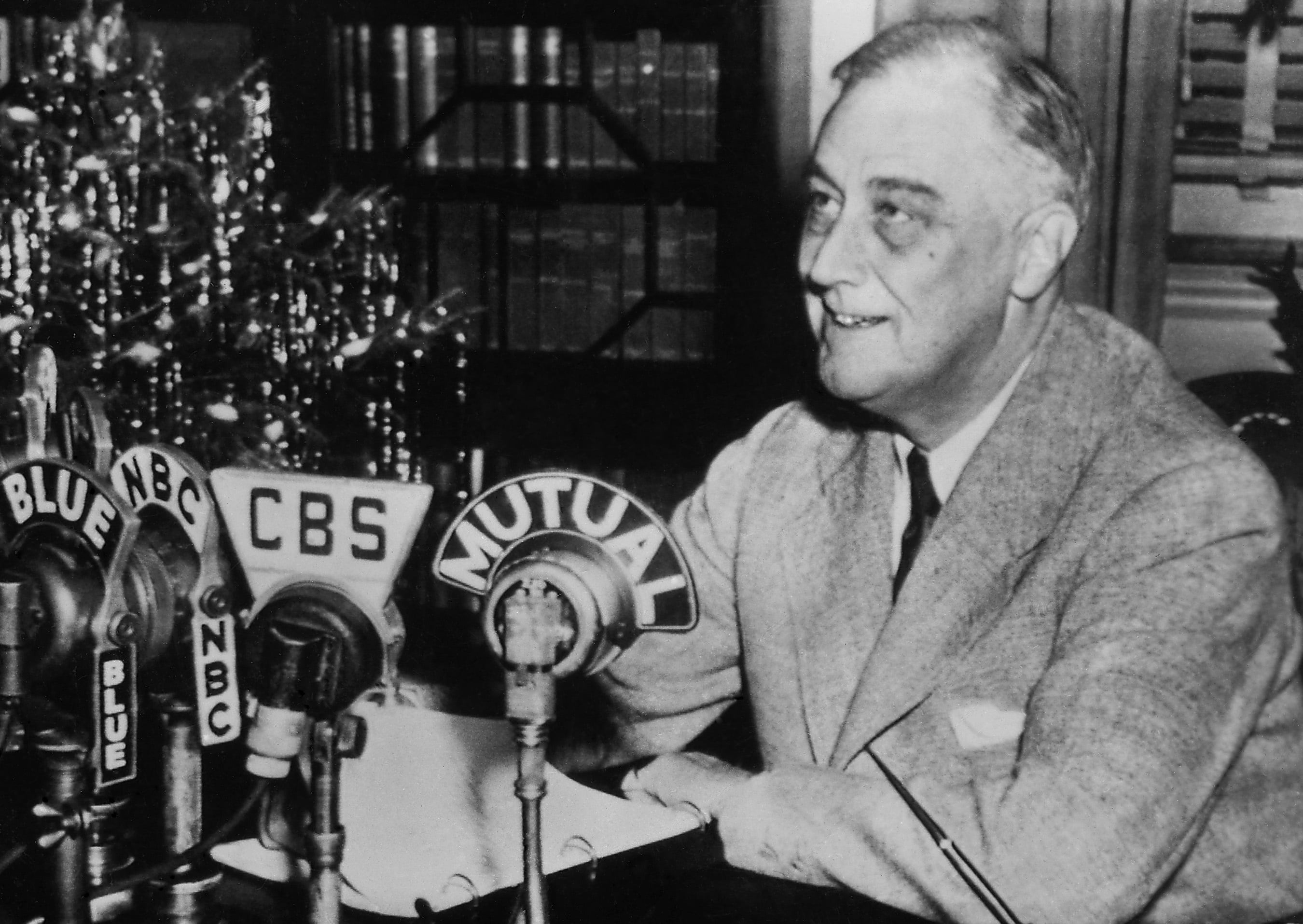 Il presidente Roosevelt parla alla radio agli americani di ritorno dal primo grande incontro fra i tre capi di Stato