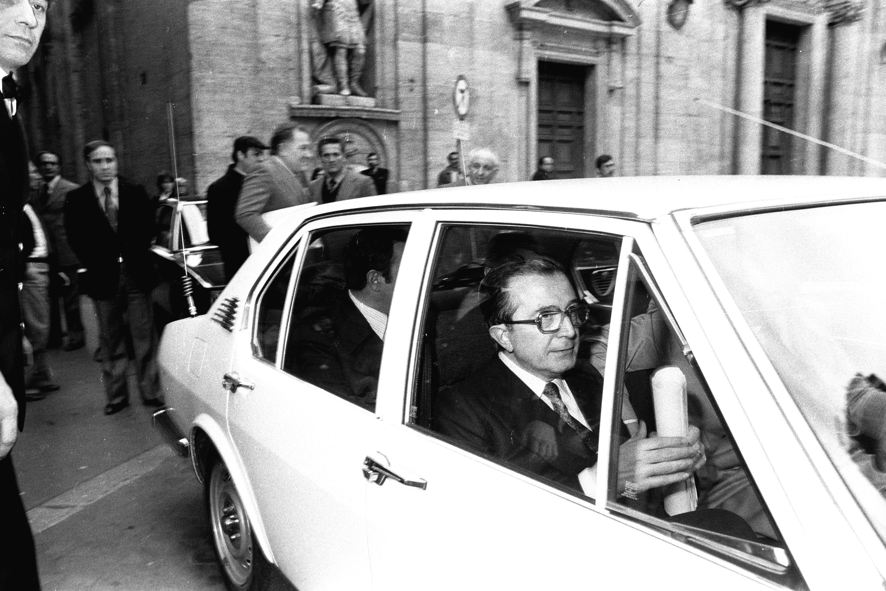 L'allora presidente del Consiglio dei ministri Giulio Andreotti lascia Montecitorio subito dopo avere appreso la notizia del rapimento di Aldo Moro