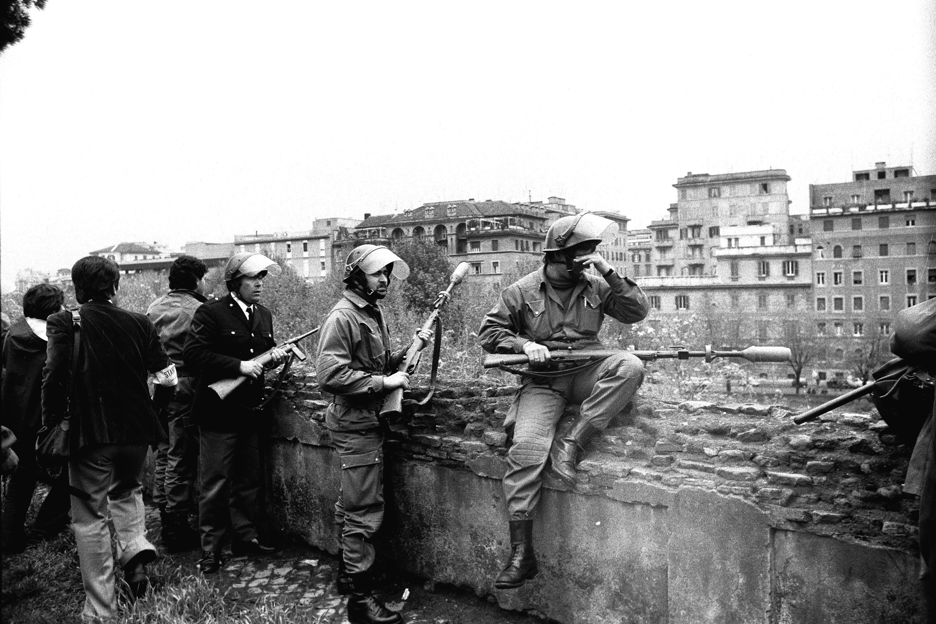 Le Forze dell'ordine in una fase delle operazioni per trovare il nascondiglio di Moro