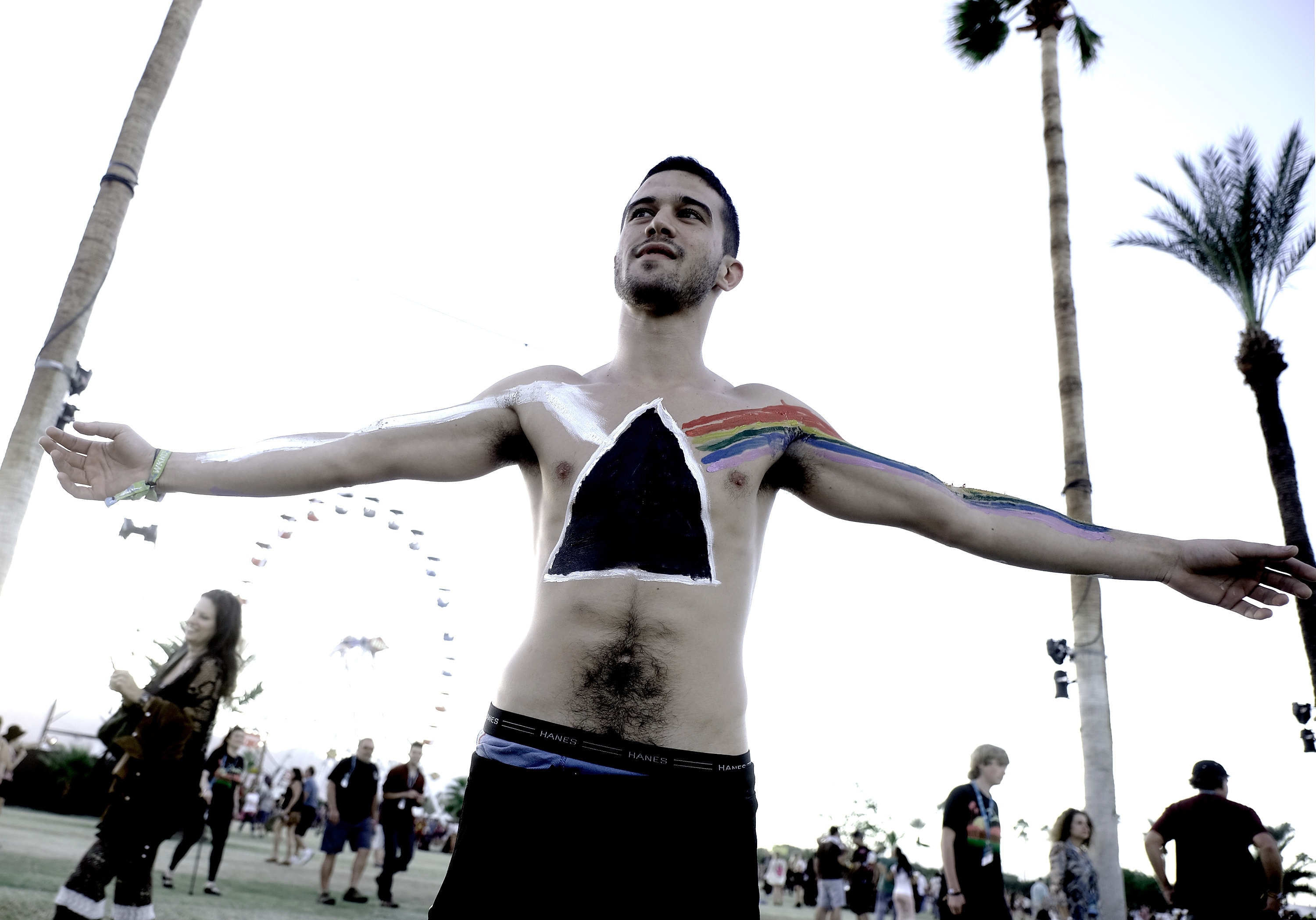 Desert Trip all'Empire Polo Club di Indio, California, ottobre 2016. Un fan con una body paint che riproduce la celebre copertina di "The dark side of the moon", l'album che i Pink Floyd pubblicano nel 1973