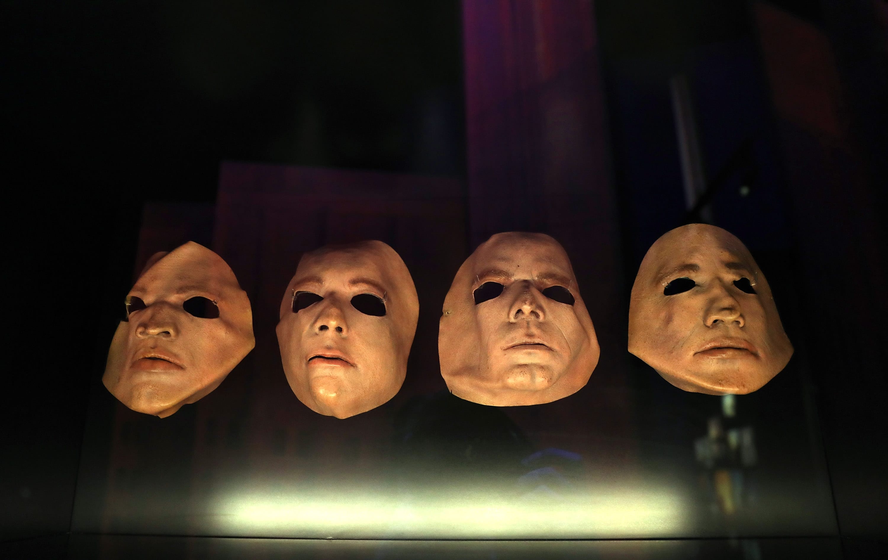 Londra, maggio 2017. Maschere con i volti dei Pink Floyd esposte nella mostra a loro dedicata "Their Mortal Remains" 
