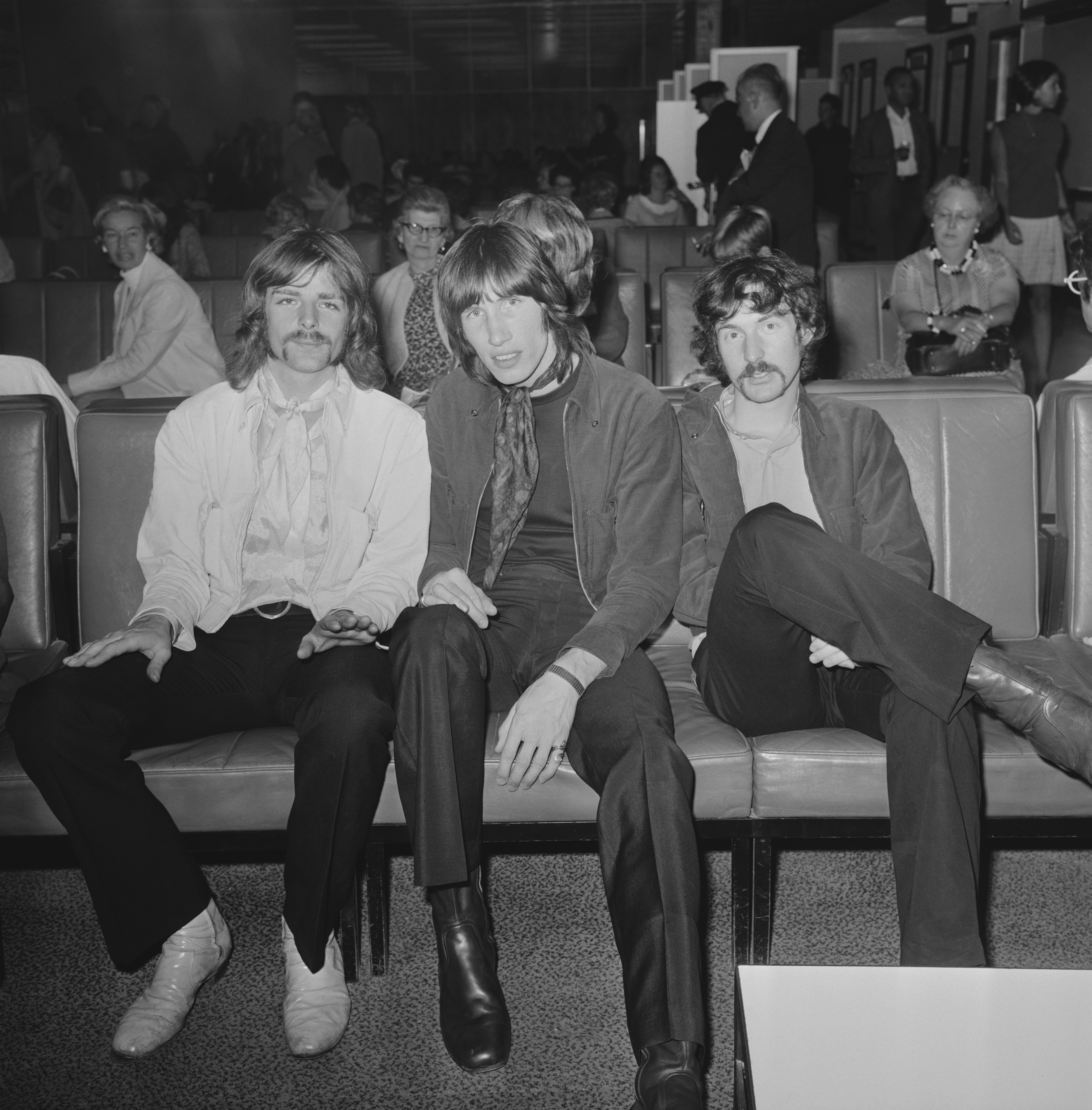 Londra, luglio 1968. Richard Wright (1943 - 2008), Roger Waters e Nick Mason all'aeroporto di Heathrow in partenza per il tour dei Pink Floyd negli Stati Uniti