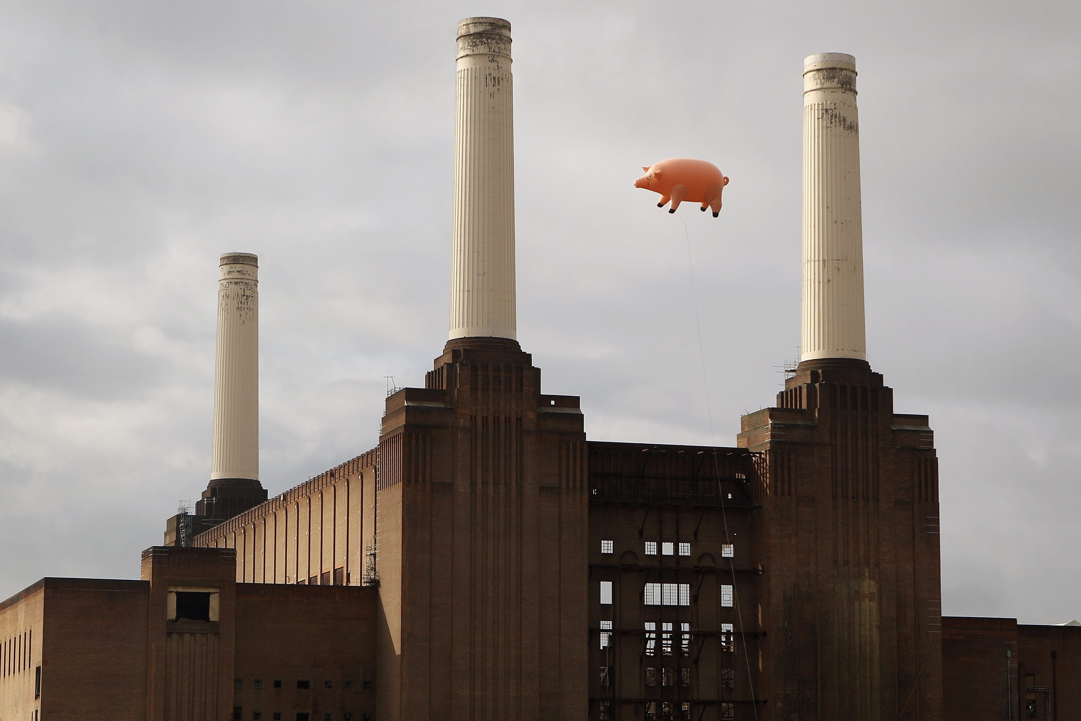 Un maiale gonfiabile vola sopra la centrale elettrica di Battersea a Londra nella riproposizione moderna dell'iconica copertina dell'album dei Pink Floyd "Animals" (1977)