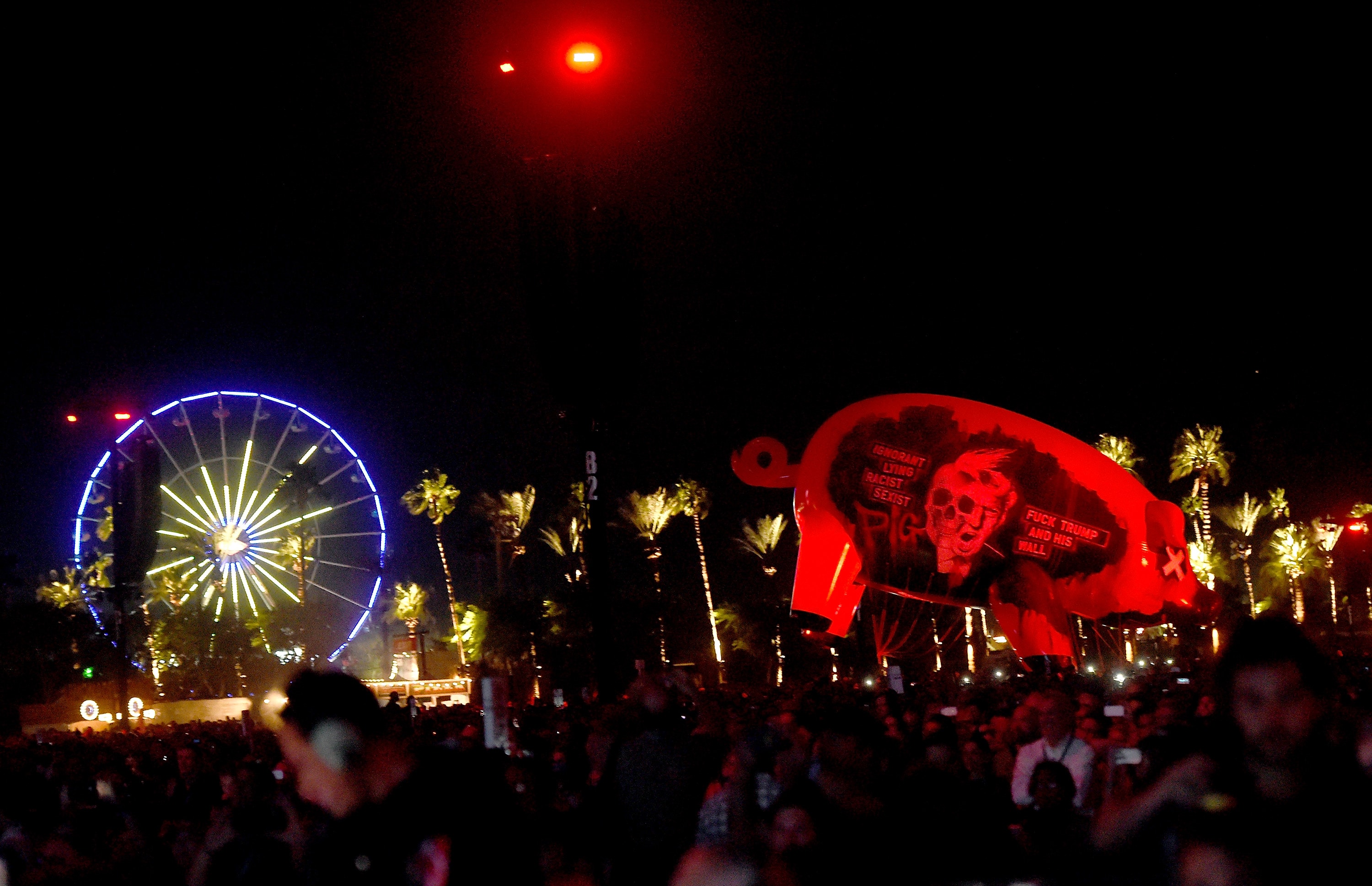 Ottobre 2016. Roger Waters ripropone il maiale gonfiabile durante la sua esibizione al Desert Trip all'Empire Polo Club di Indio, California