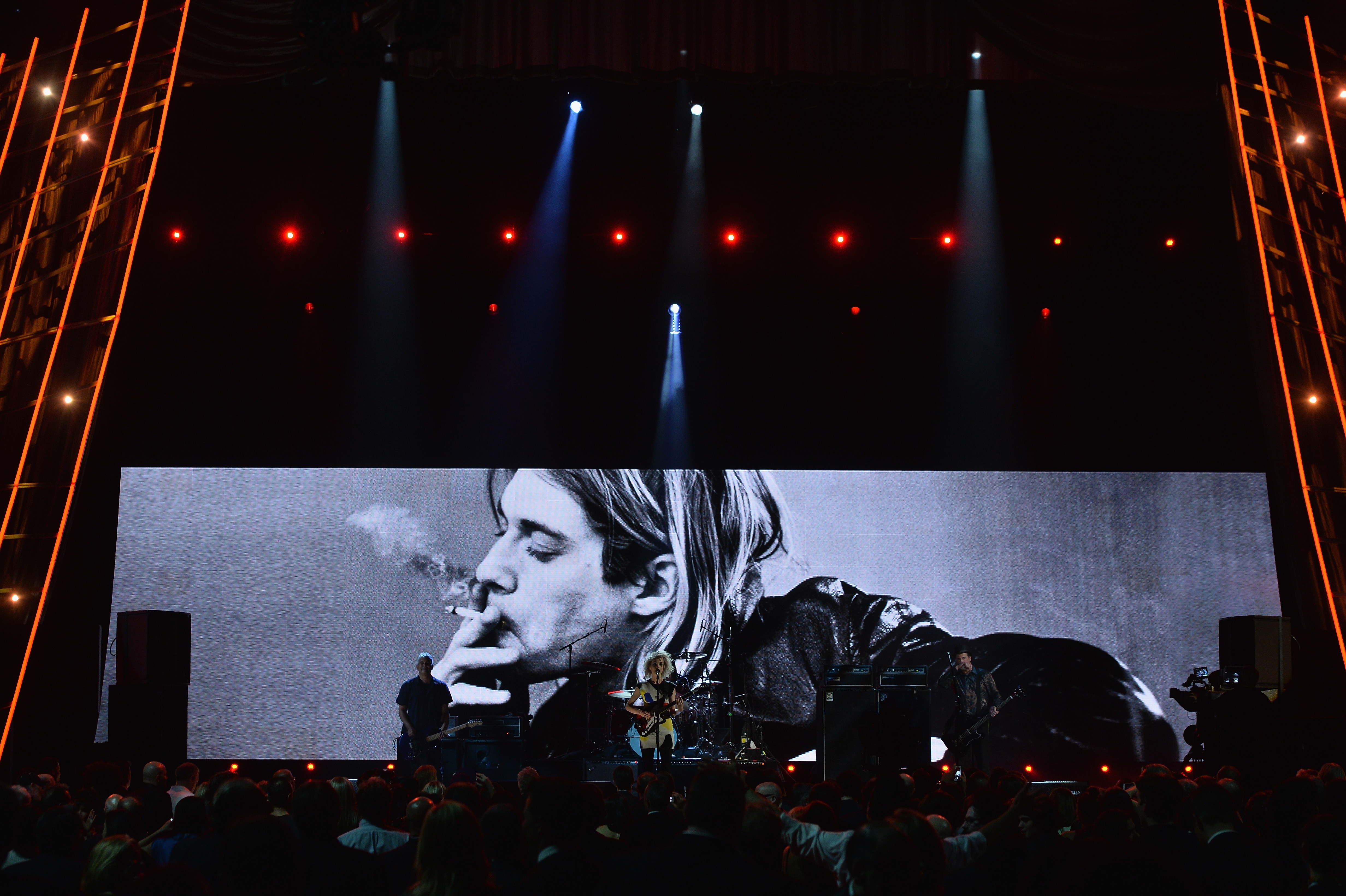 New York, aprile 2014. Pat Smear, St. Vincent e Krist Novoselic, bassista dei Nirvana, suonano un omaggio a Kurt Cobain durante la cerimonia d'ingresso dei Nirvana alla Rock And Roll Hall Of Fame 