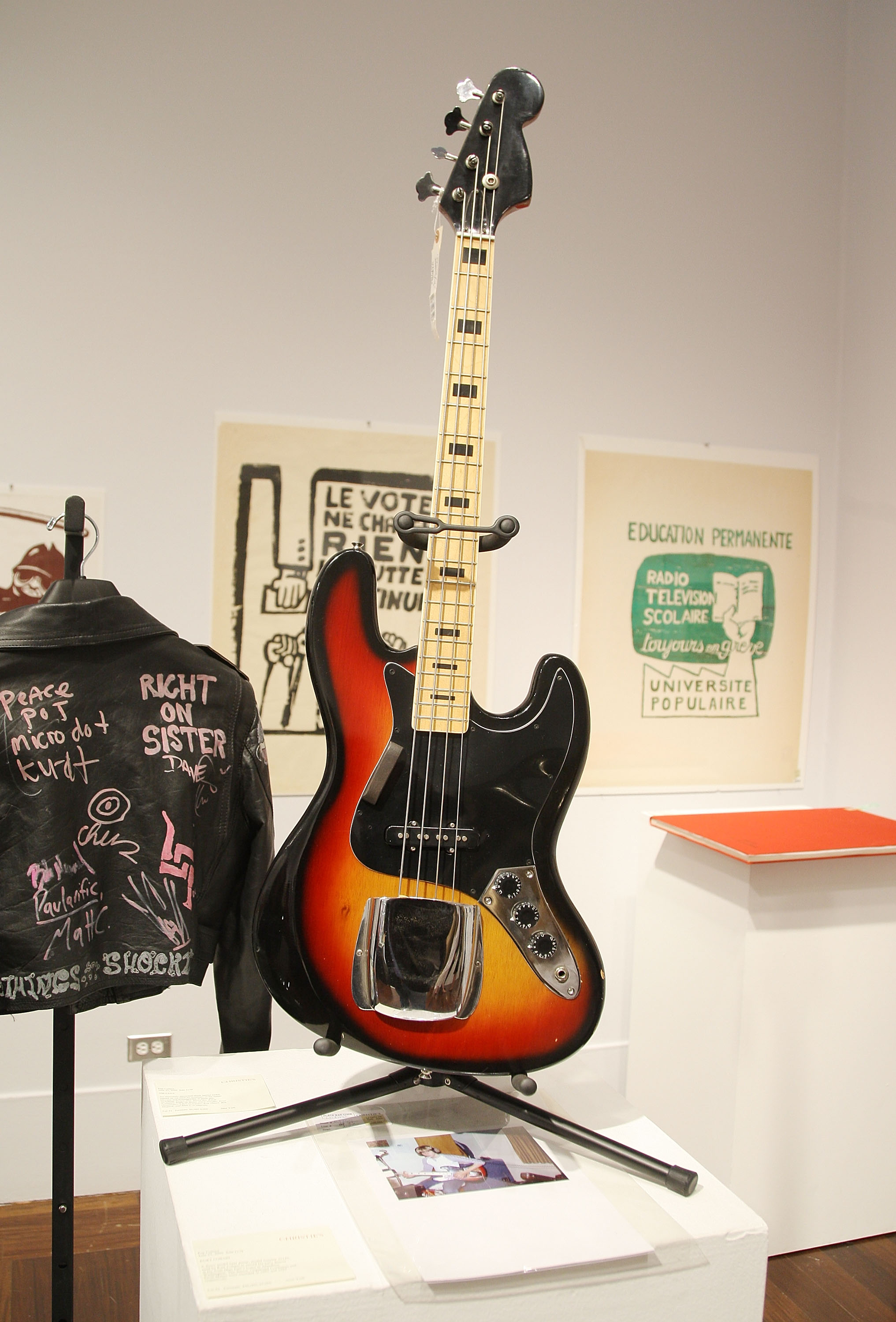 New York 2009. La chitarra basso suonata da Kurt Cobain è battuta all'asta da Christie's per 250 mila dollari