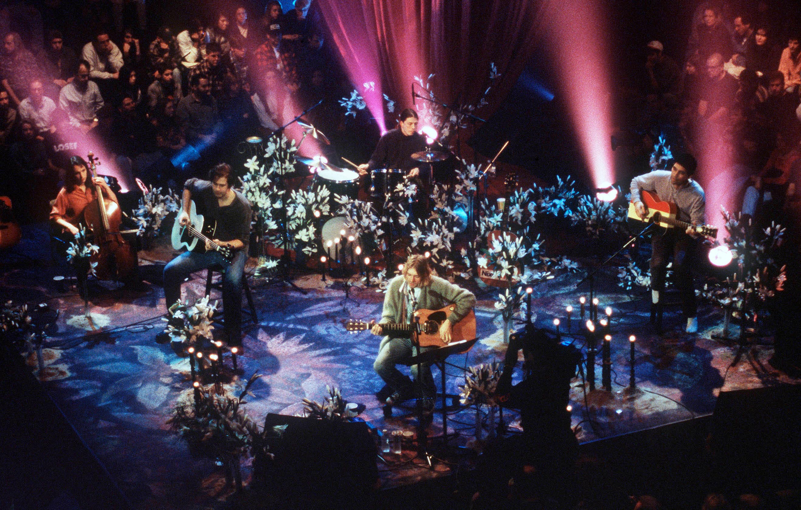 Novembre 1993. I Nirvana durante la registrazione di MTV Unplugged ai Sony Studios di New York. L'ultima esibizione pubblica di Kurt Cobain 