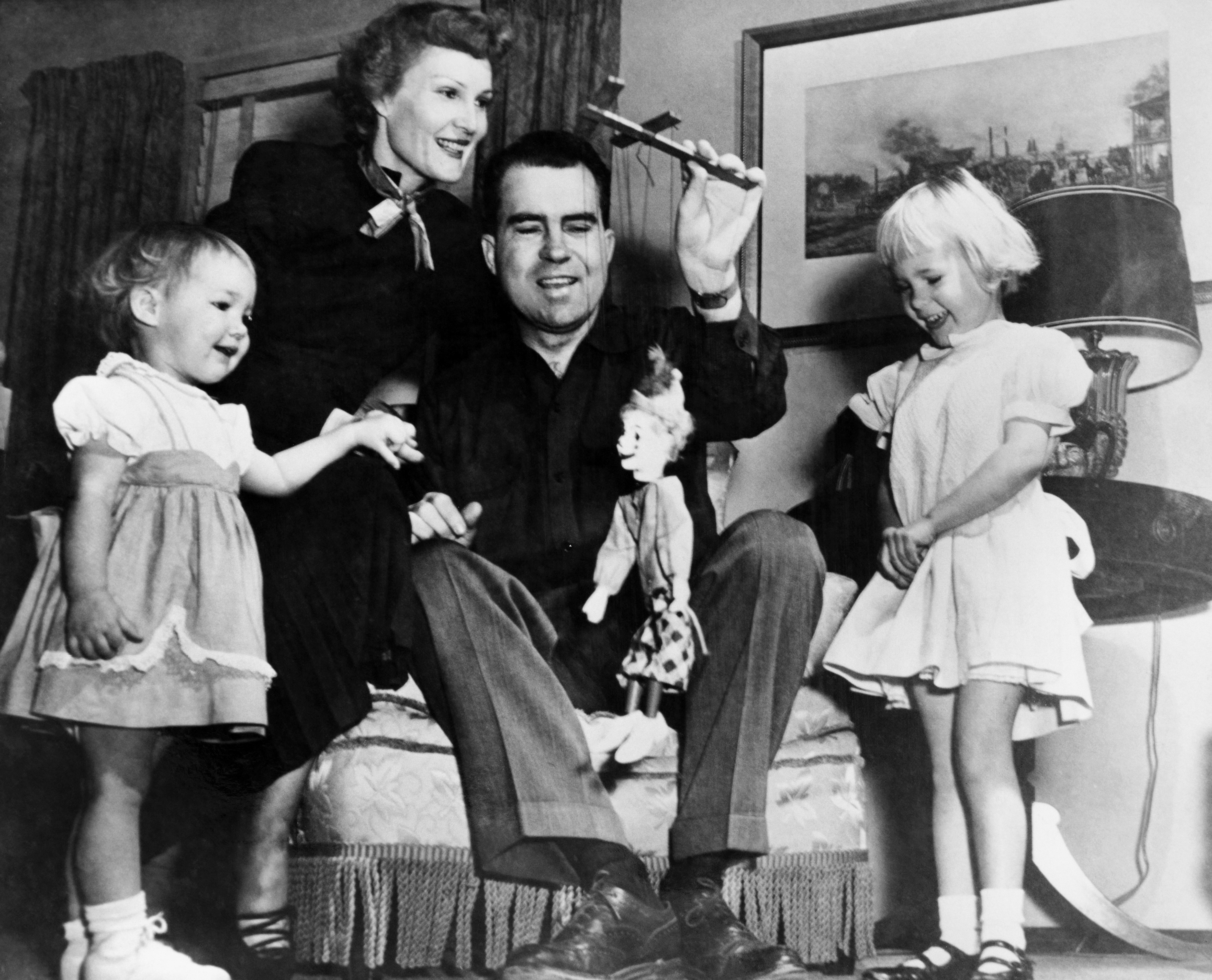 Richard Nixon con la sua famiglia: la moglie Pat e le due figlie Julie e Tricia