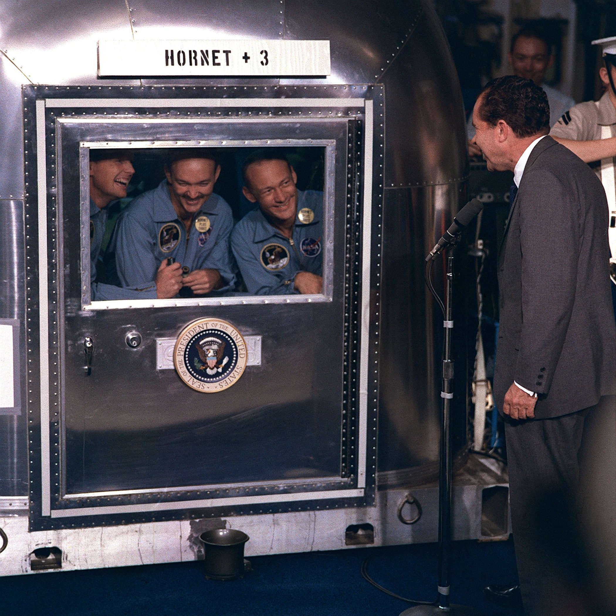 Luglio 1969, il presidente accoglie personalmente i tre astronauti tornati dalla Luna