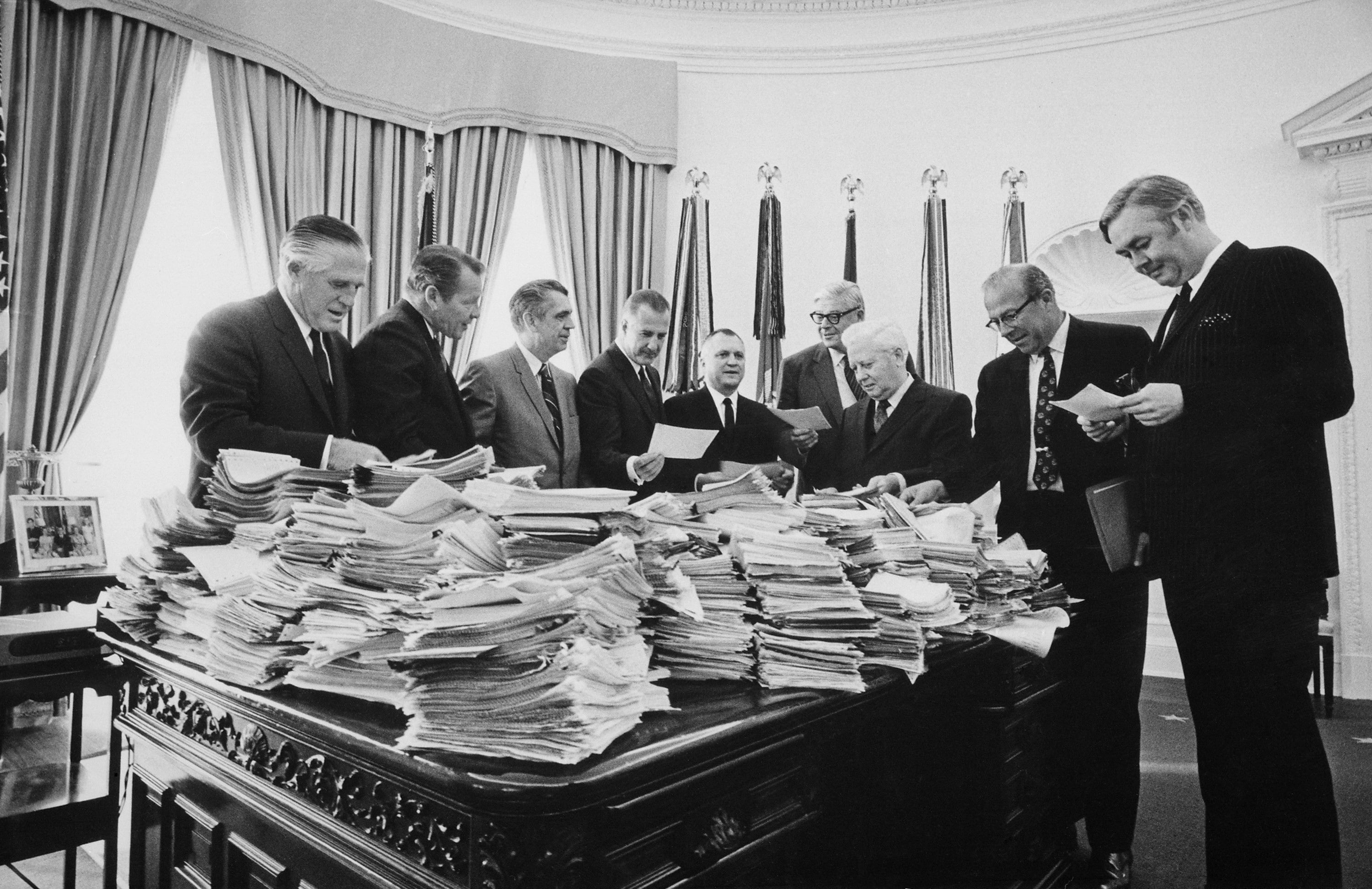 Alcuni membri del Gabinetto di Nixon intenti a leggere telegrammi: il 3 novembre 1969 il presidente chiede agli americani di dimostrare il loro sostegno alla sua politica per il Vietnam