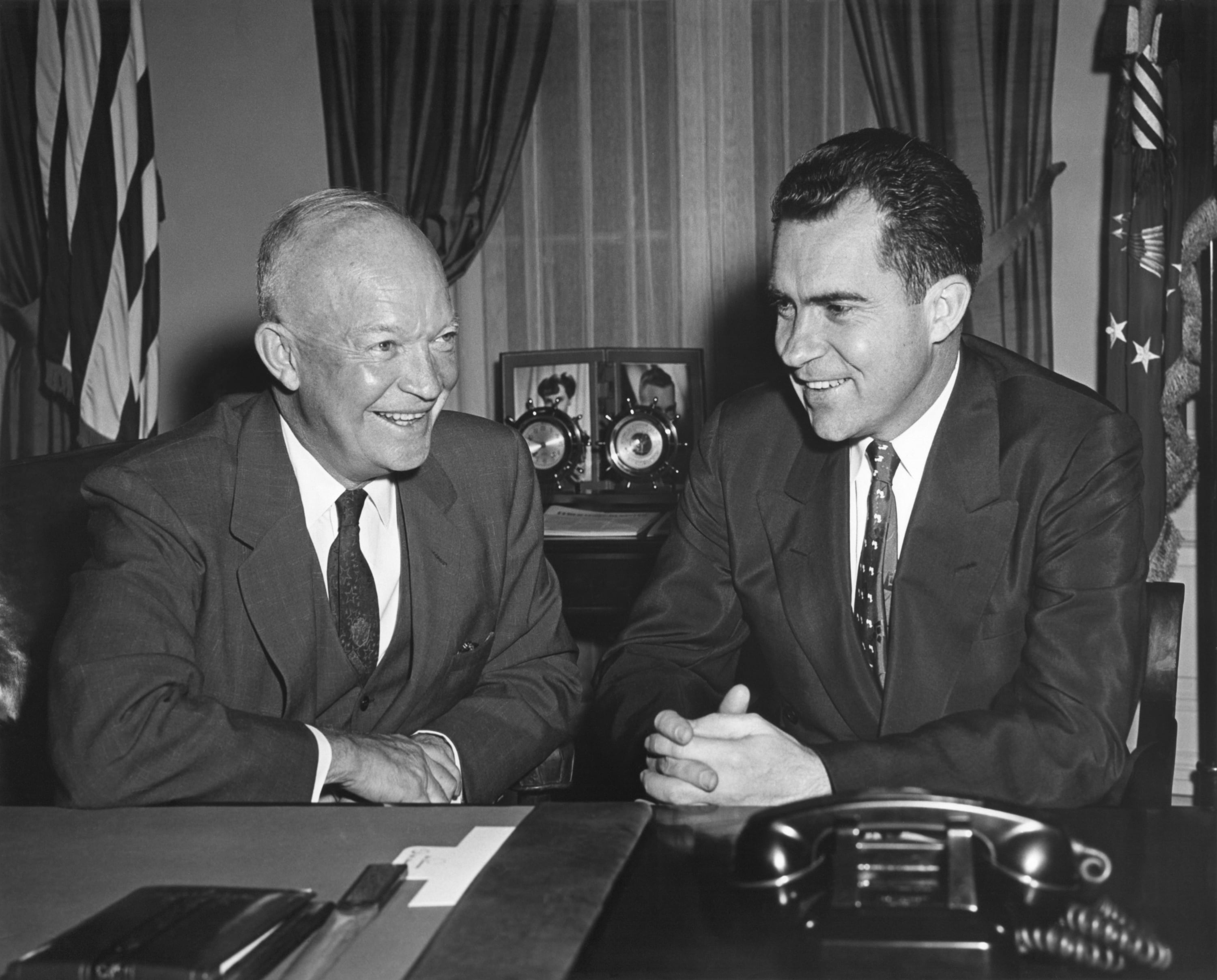 Presidente e vicepresidente degli Stati Uniti nella sala ovale alla Casa Bianca, nel 1954