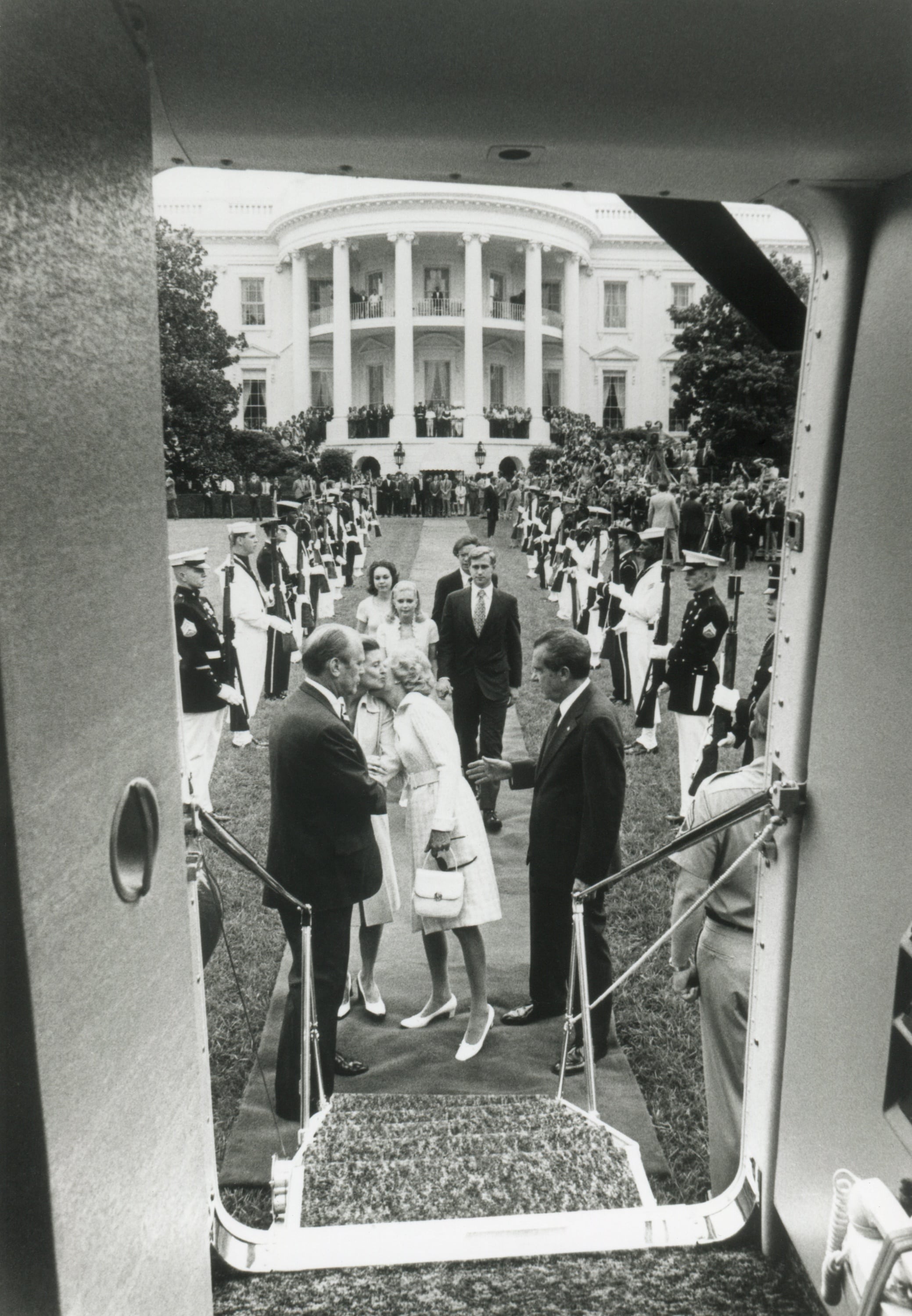 La partenza di Richard Nixon con la moglie e le figlie dalla Casa Bianca, in seguito alle dimissioni del 9 agosto 1974 per lo scandalo Watergate