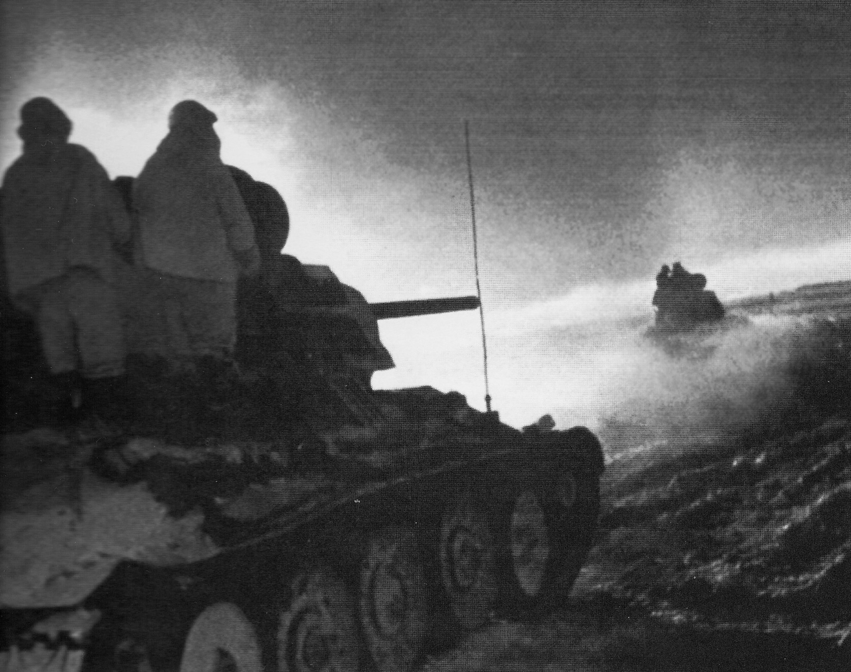 Colonne corazzate sovietiche nella steppa innevata
