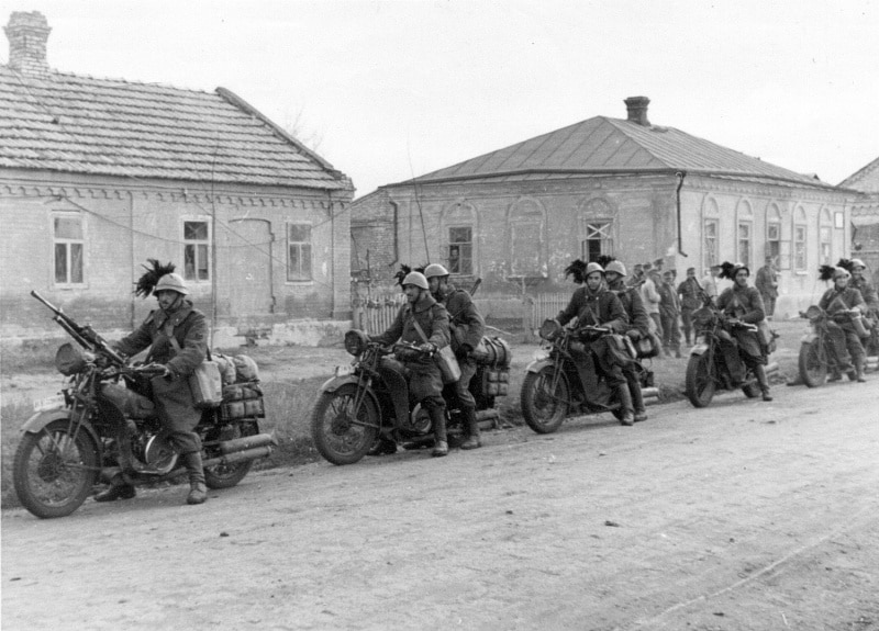 Un gruppo di bersaglieri motociclisti italiani impegnati in Russia