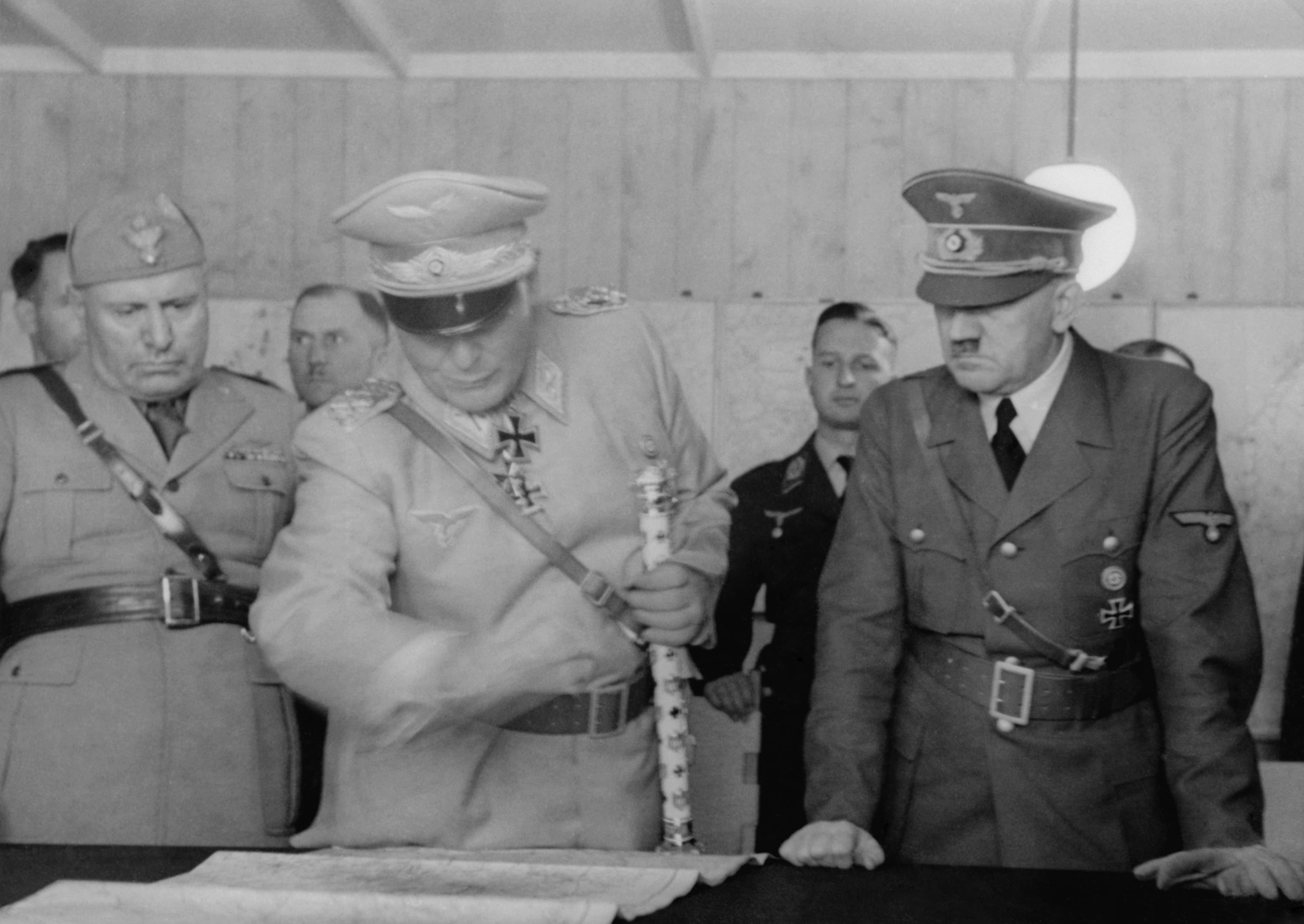 Mussolini, Goering e Hitler studiano una mappa del fronte russo, il 26 agosto 1941