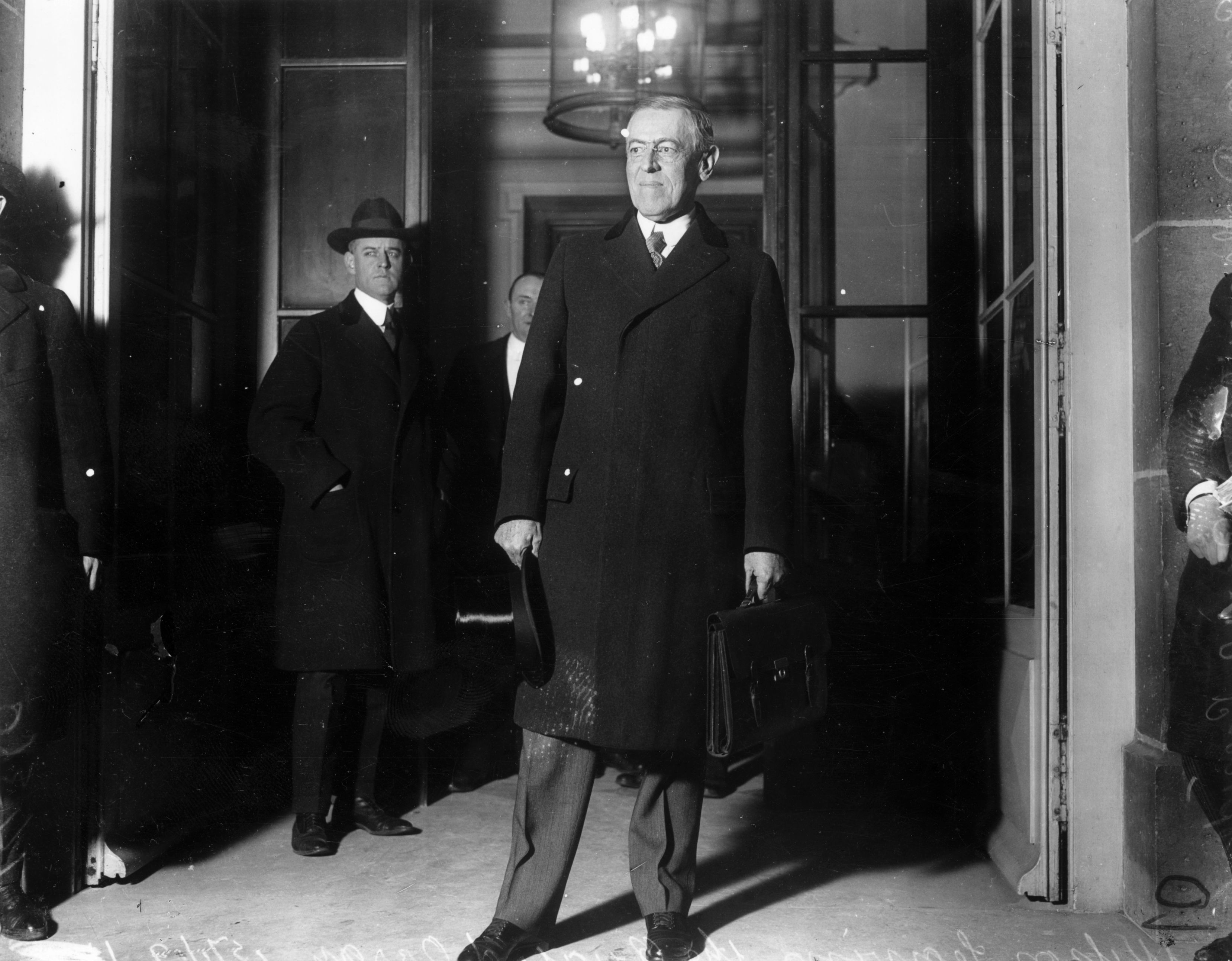 Woodrow Wilson alla conferenza di pace di Parigi nel 1919, in cui propone la costituzione della Società delle Nazioni