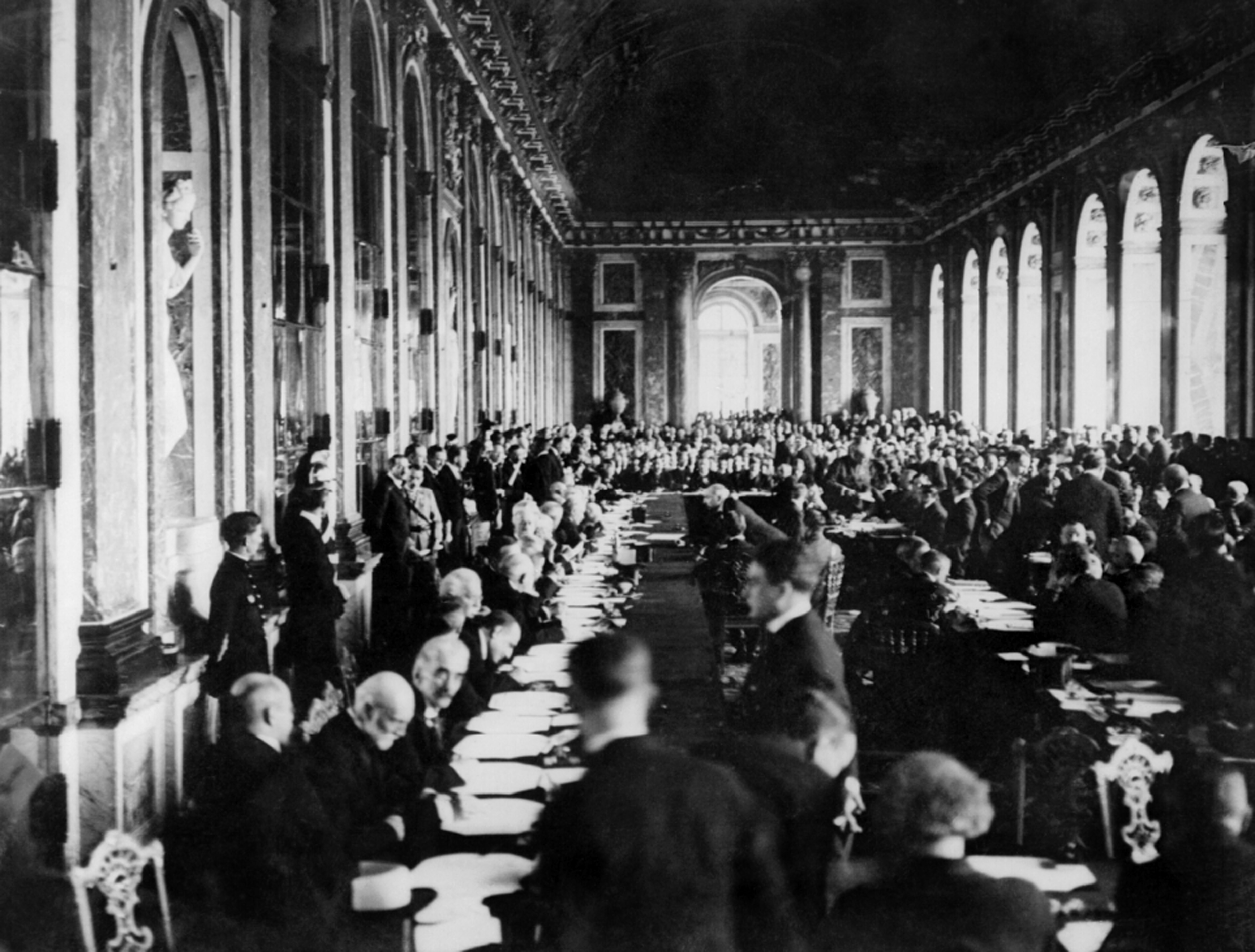 Trattato di Versailles sottoscritto il 28 giugno 1919 dalla Germania e dalle potenze vincitrici della Prima Guerra Mondiale. La prima parte conteneva lo statuto della Società delle Nazioni