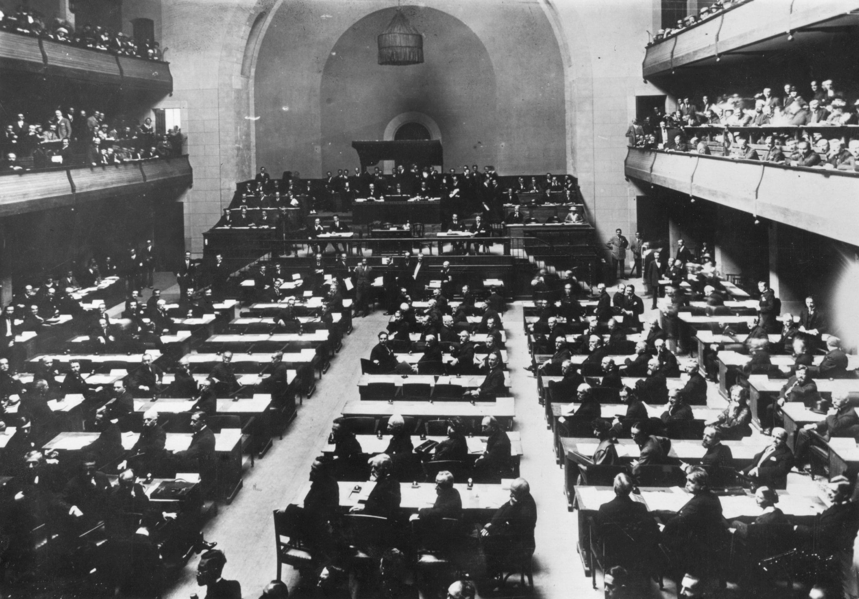 Assemblea della Società delle Nazioni in una seduta del novembre 1920: i suoi organi principali sono appunto l’Assemblea costituita dai rappresentanti degli Stati membri, il Consiglio e il Segretariato