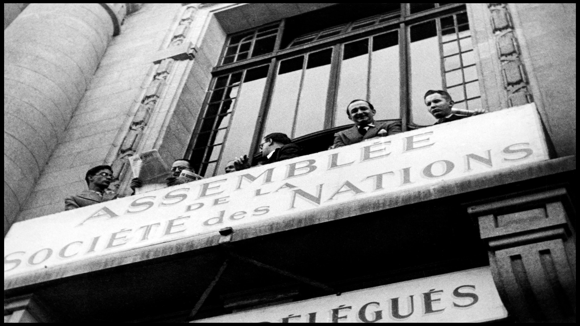 Giornalisti sul balcone d’ingresso della sede dell’Assemblea della Società delle Nazioni a New York