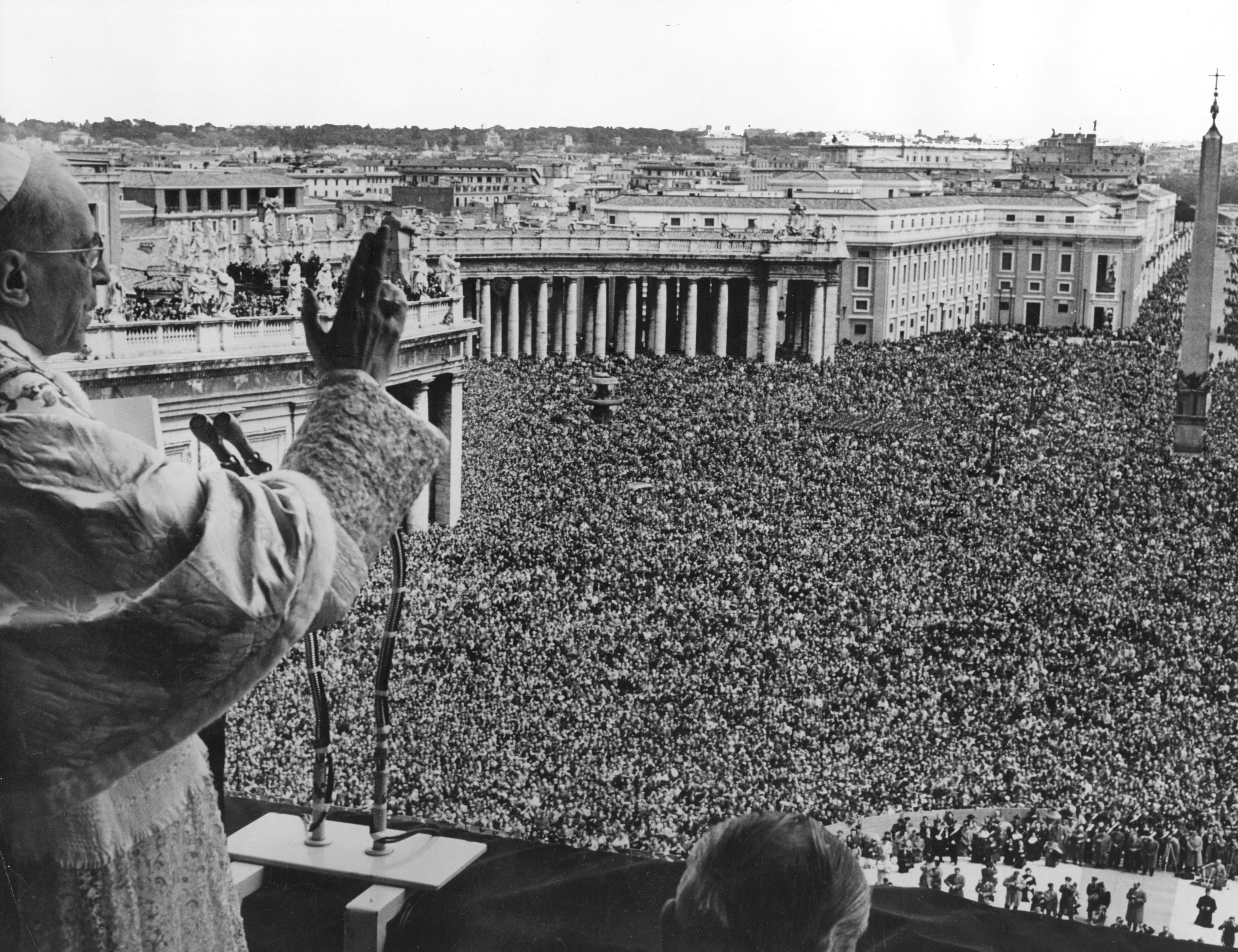 Benedizione di Pio XII davanti alla folla dei fedeli