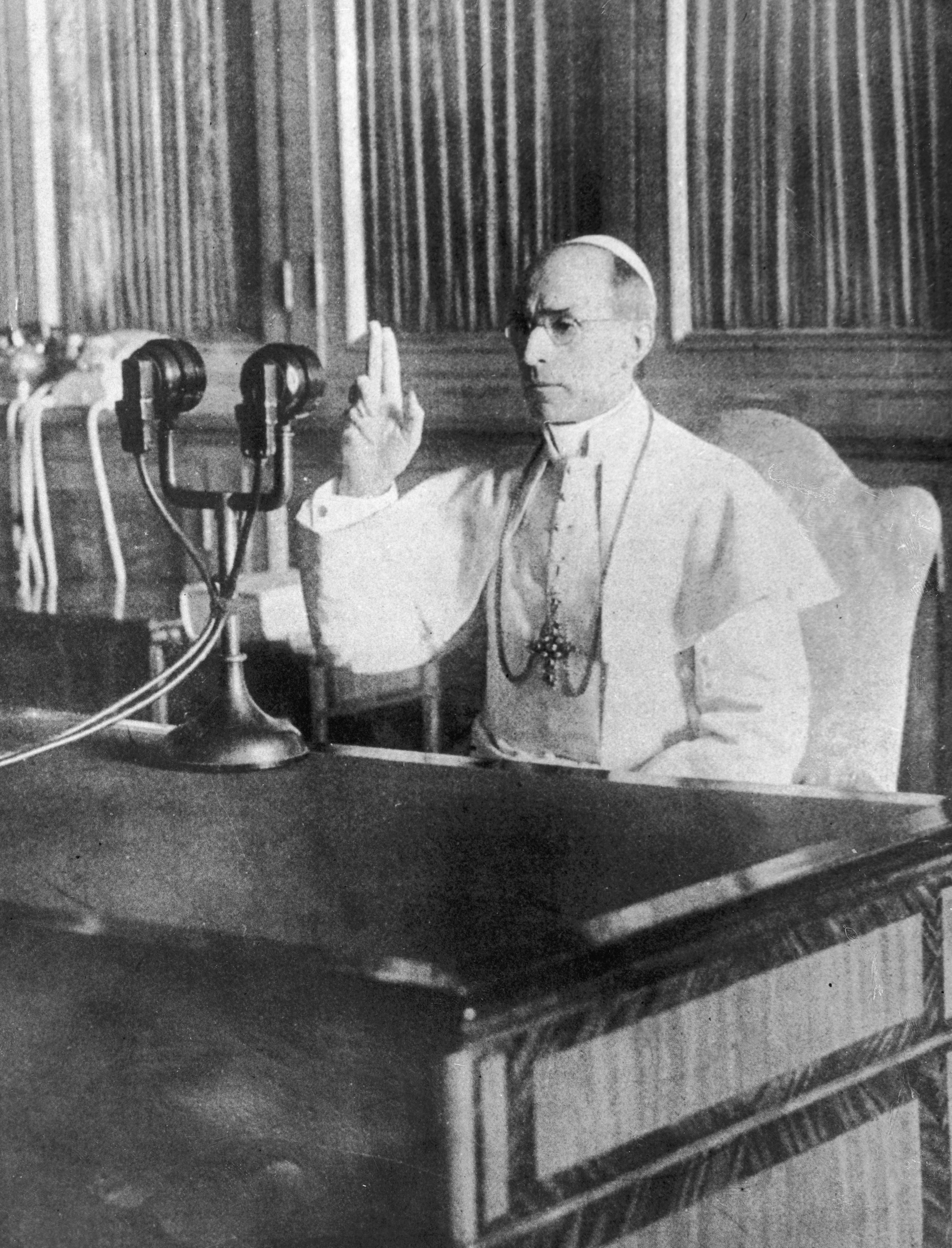 Il papa in uno dei suoi messaggi radiofonici: alcuni sono passati alla storia, come quello del 24 agosto 1939 rivolto ai governanti e ai popoli nell’imminente pericolo della guerra