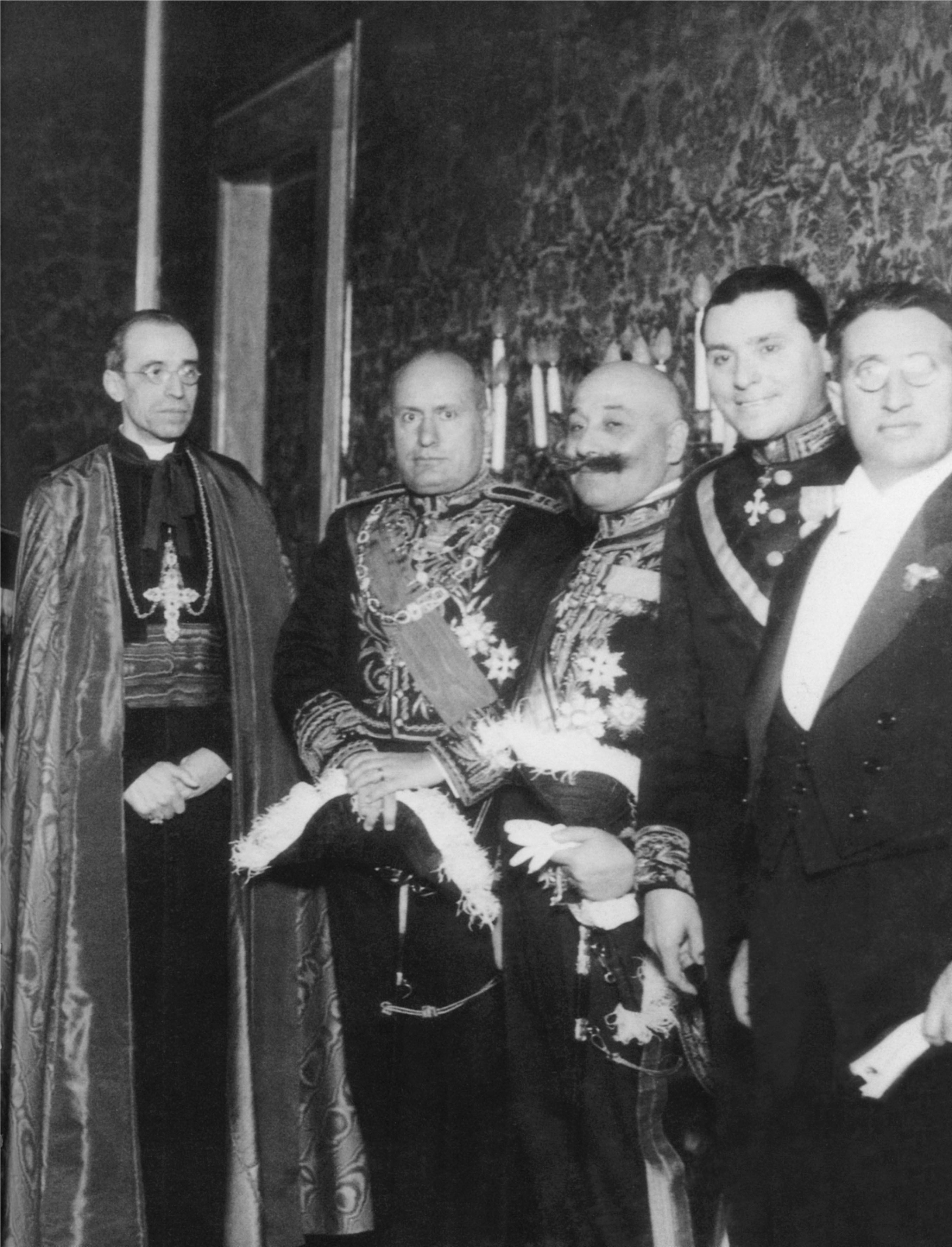 Eugenio Pacelli, segretario di Stato di papa Pio XI, in compagnia di Benito Mussolini nel febbraio 1932