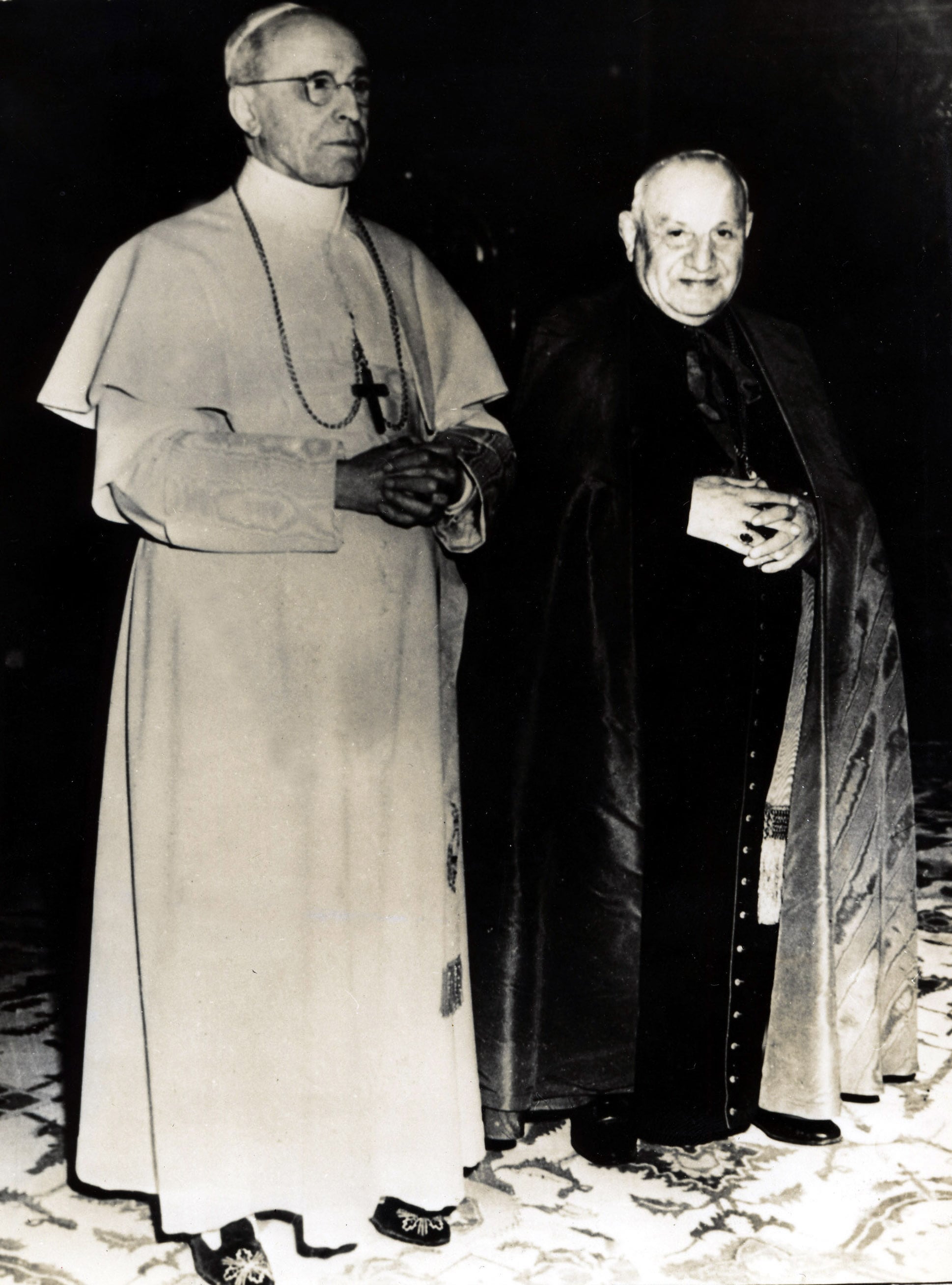 Pio XII con Angelo Roncalli: creato cardinale da papa Pacelli nel 1953, viene nominato Patriarca di Venezia. Il 28 ottobre 1958 succede a Pio XII con il nome di Giovanni XXIII