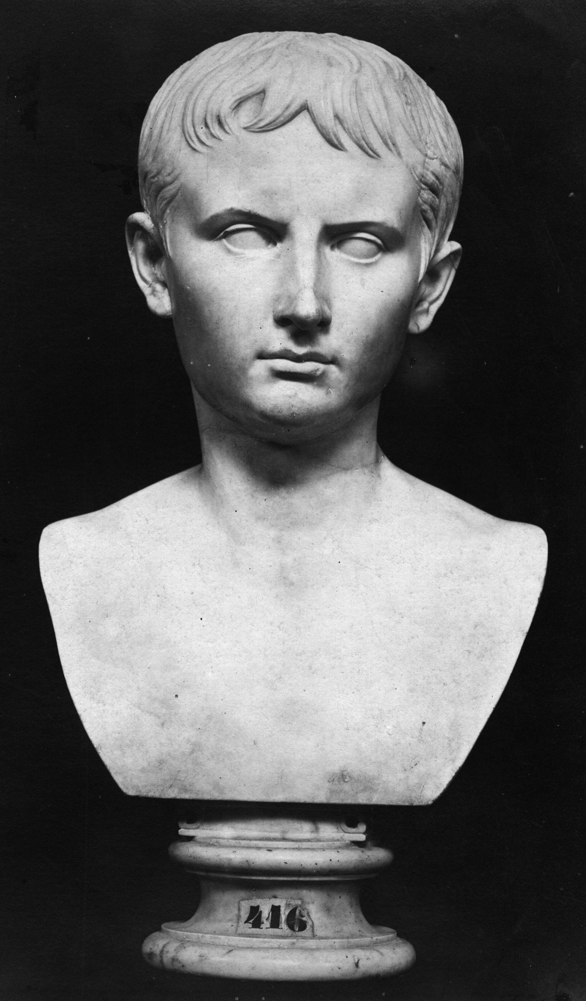 Ottaviano Augusto, adottato da Cesare, diventerà suo erede e successore