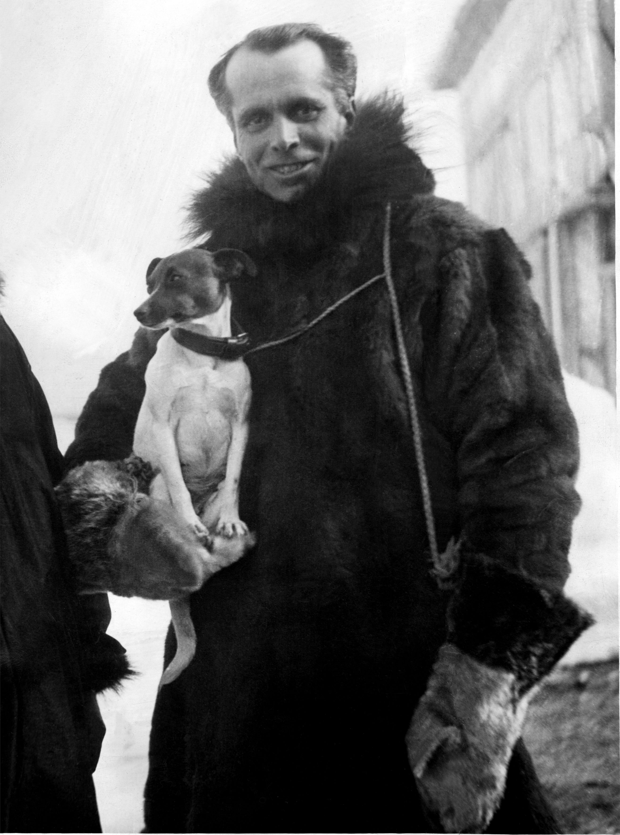 Il generale in compagnia della sua inseparabile cagnolina Titina, mascotte della spedizione del 1926 e presente anche in quella sfortunata del 1928