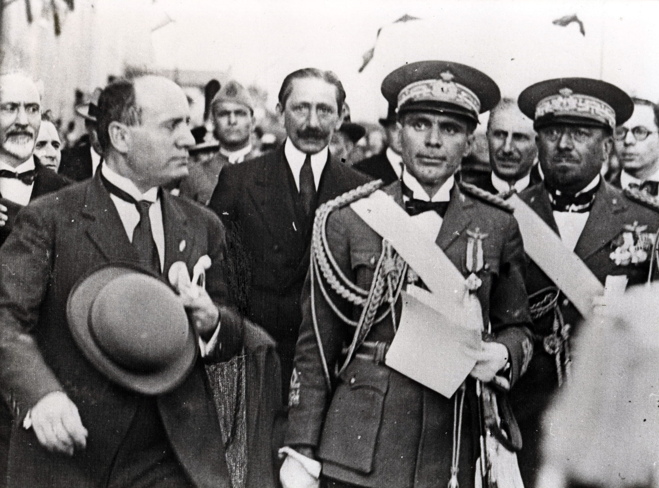 In compagnia di Benito Mussolini, con cui avrà un rapporto altalenante dovuto anche alla mediazione non sempre limpida di Italo Balbo