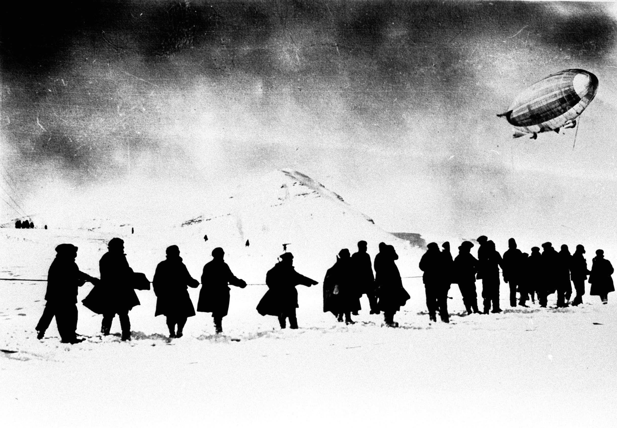 Minatori norvegesi tirano il dirigibile alla Baia del Re, tappa necessaria per preparare i voli di esplorazione sulla calotta polare