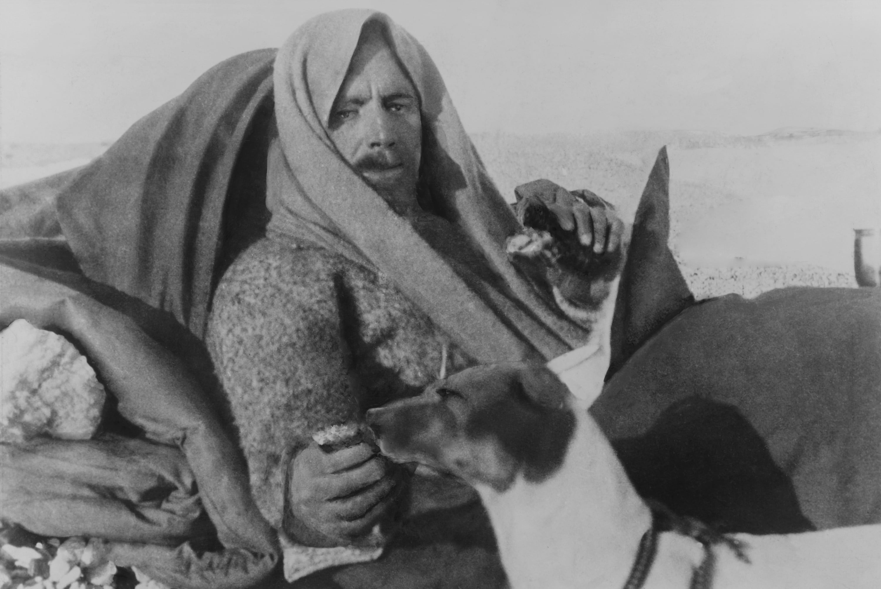 Umberto Nobile con la cagnolina Titina, in seguito allo schianto sul pack. Il generale rimane ferito in più parti