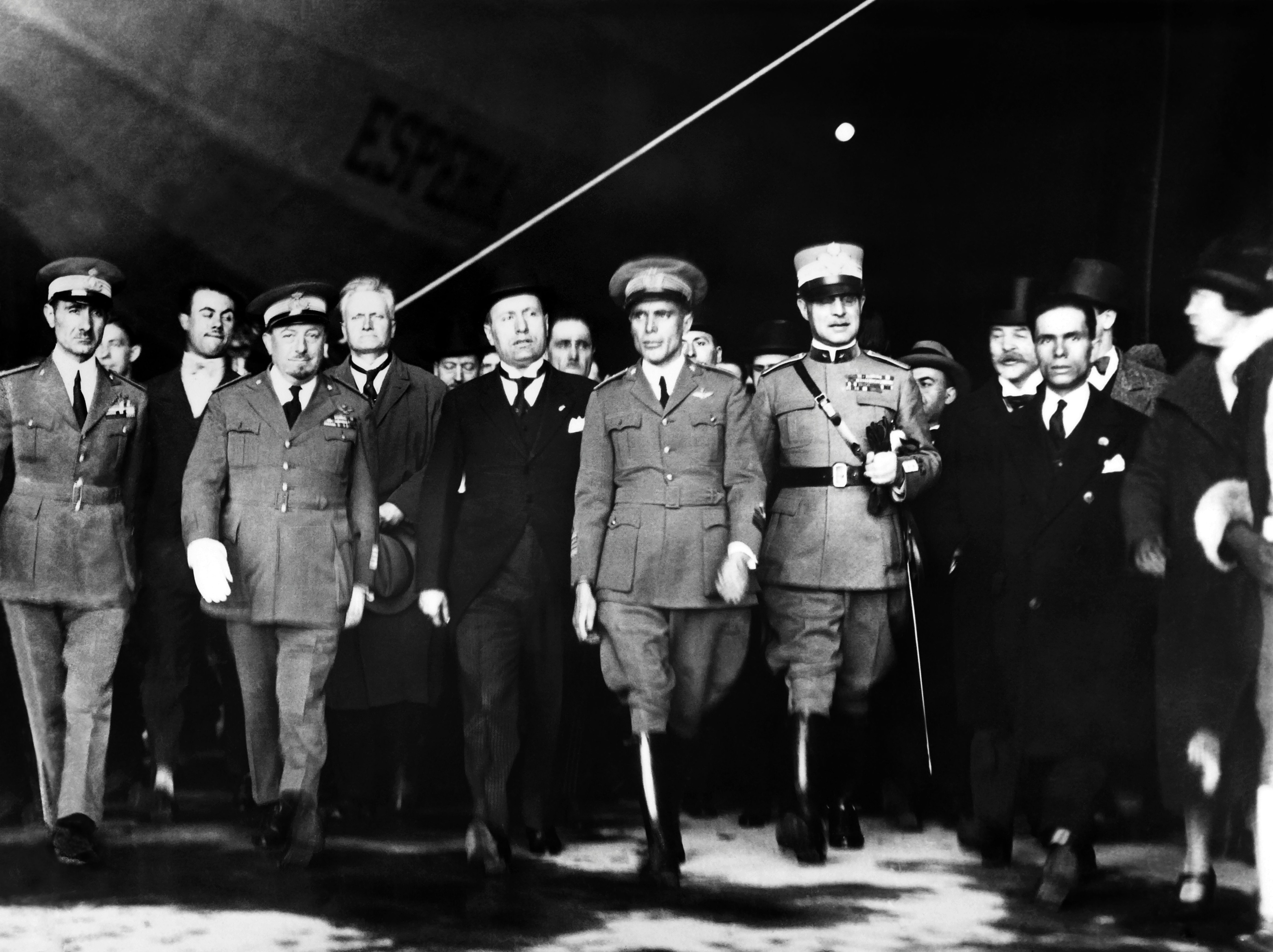 Umberto Nobile accompagnato da Mussolini in occasione dell'inaugurazione del dirigibile Norge