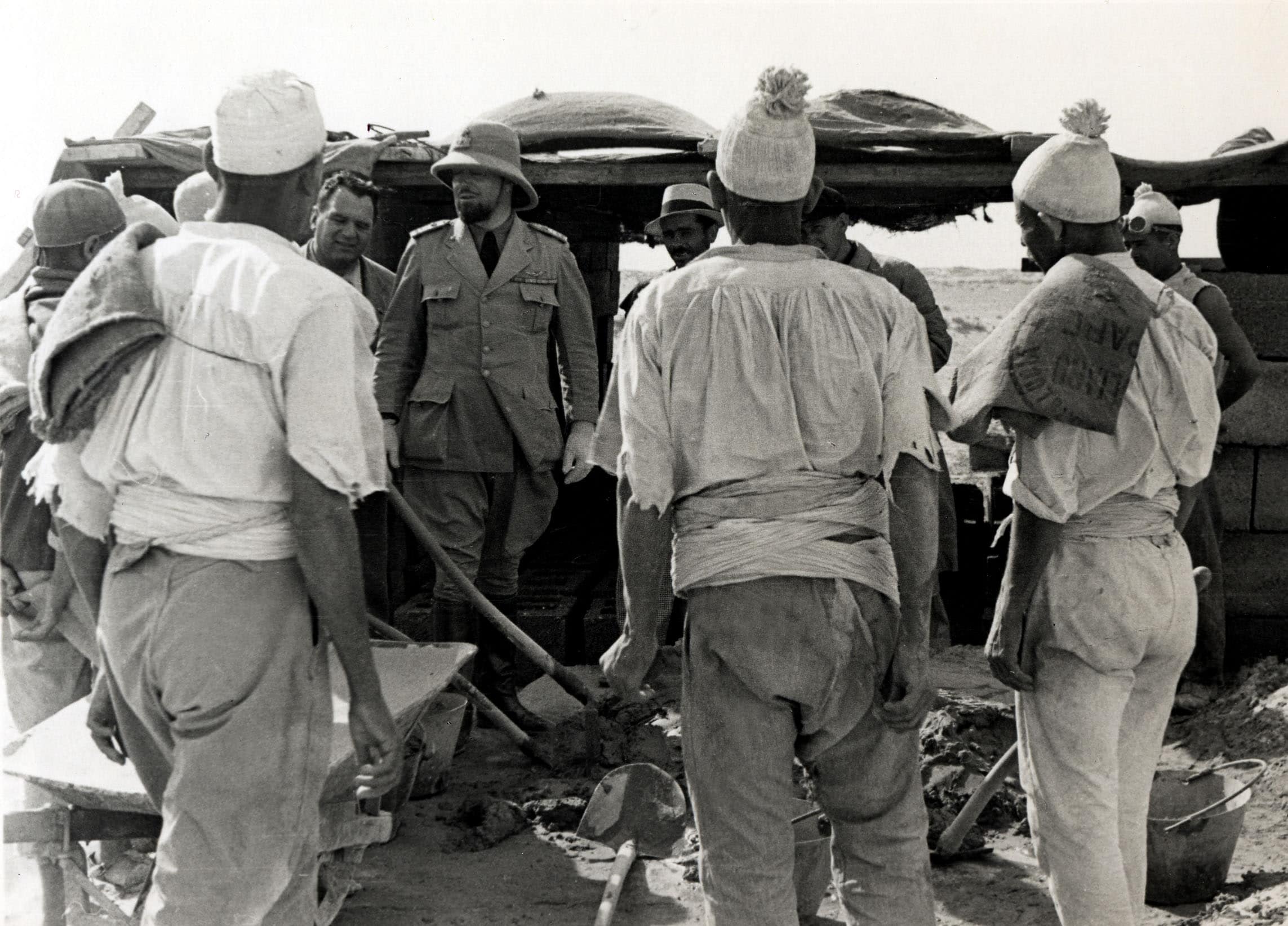 Balbo durante una visita ad un cantiere in Libia: nel 1943 le due cariche ricevute vengono unite rendendolo governatore della Libia