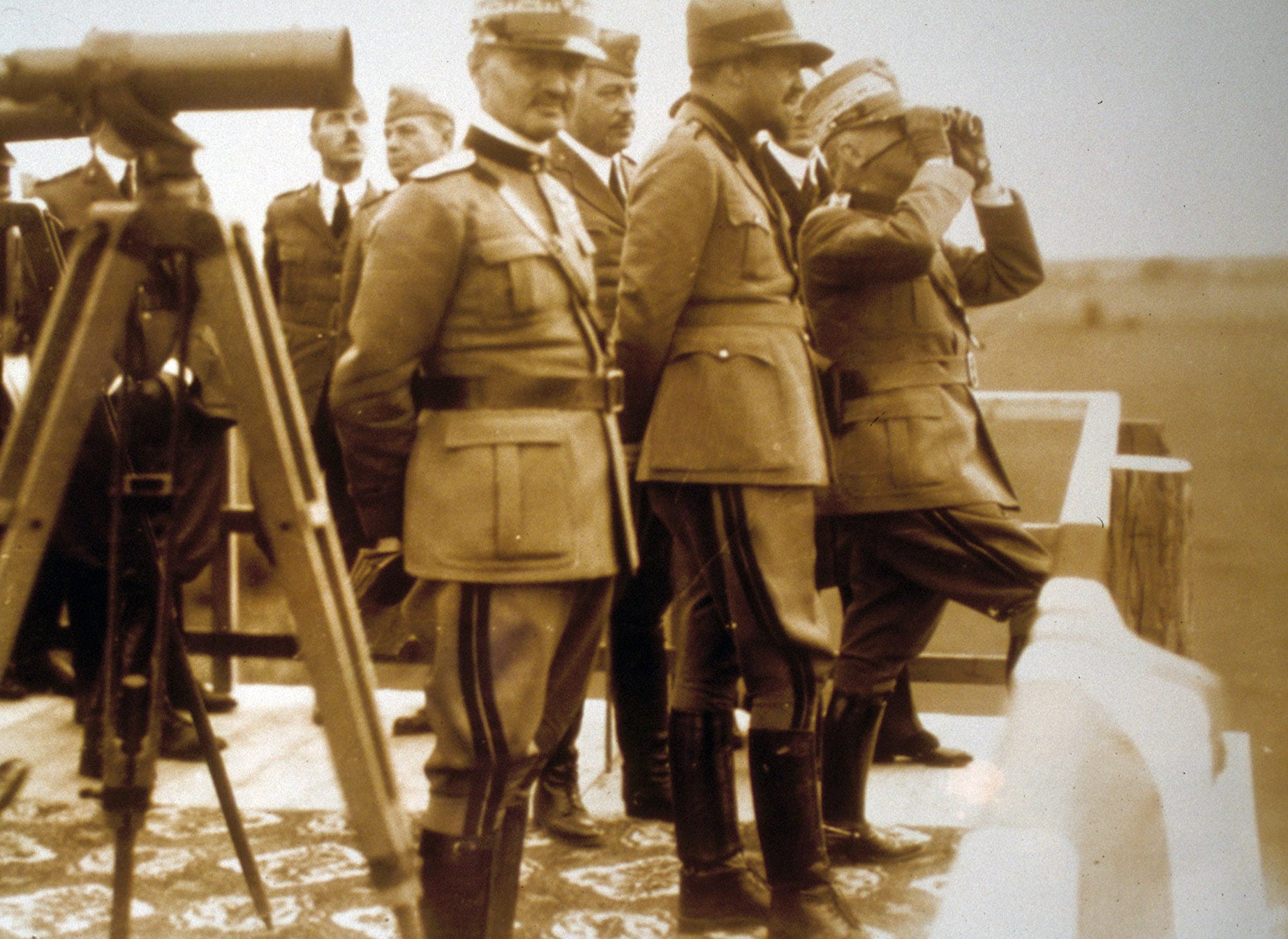 Balbo con il re Vittorio Emanuele III all’aeroporto di Aviano. Nel 1928, già sottosegretario all’Aeronautica, prima riceve l’incarico di generale di squadra aerea e qualche mese dopo diventa Ministro dell’aviazione