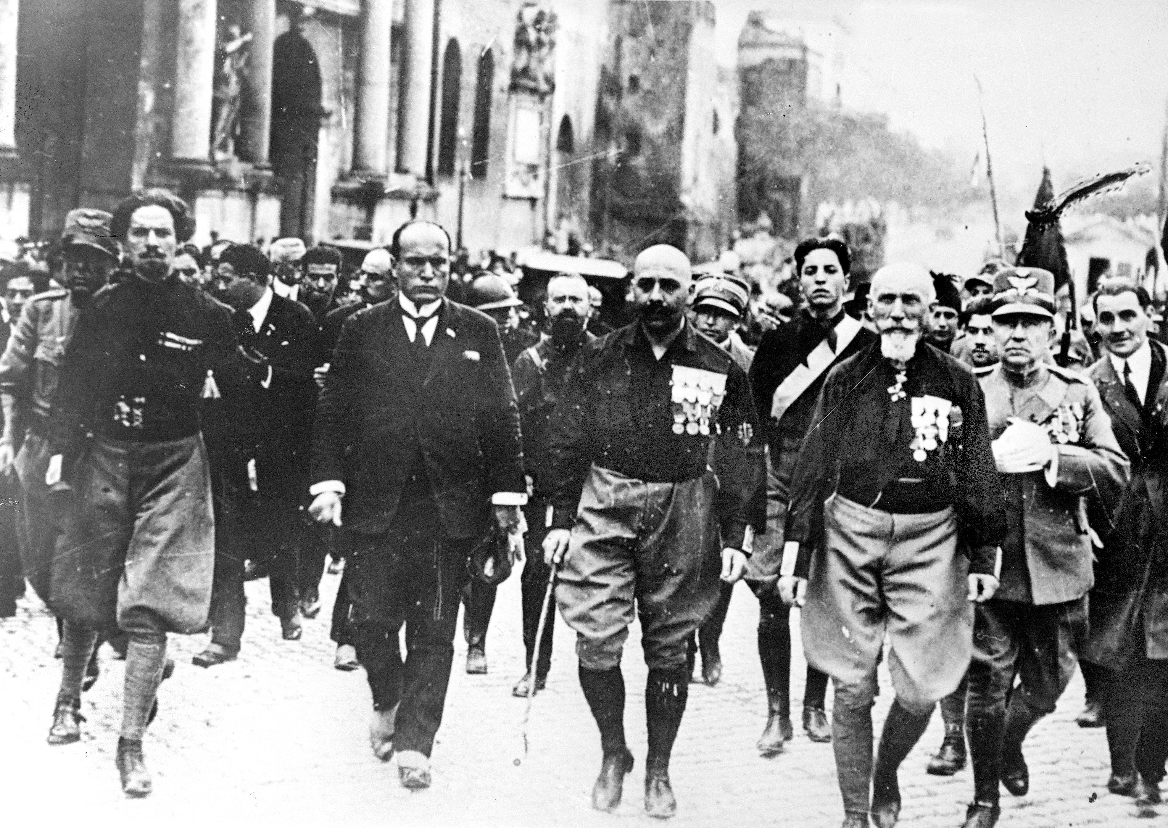 Balbo sfila accanto a Mussolini a Roma