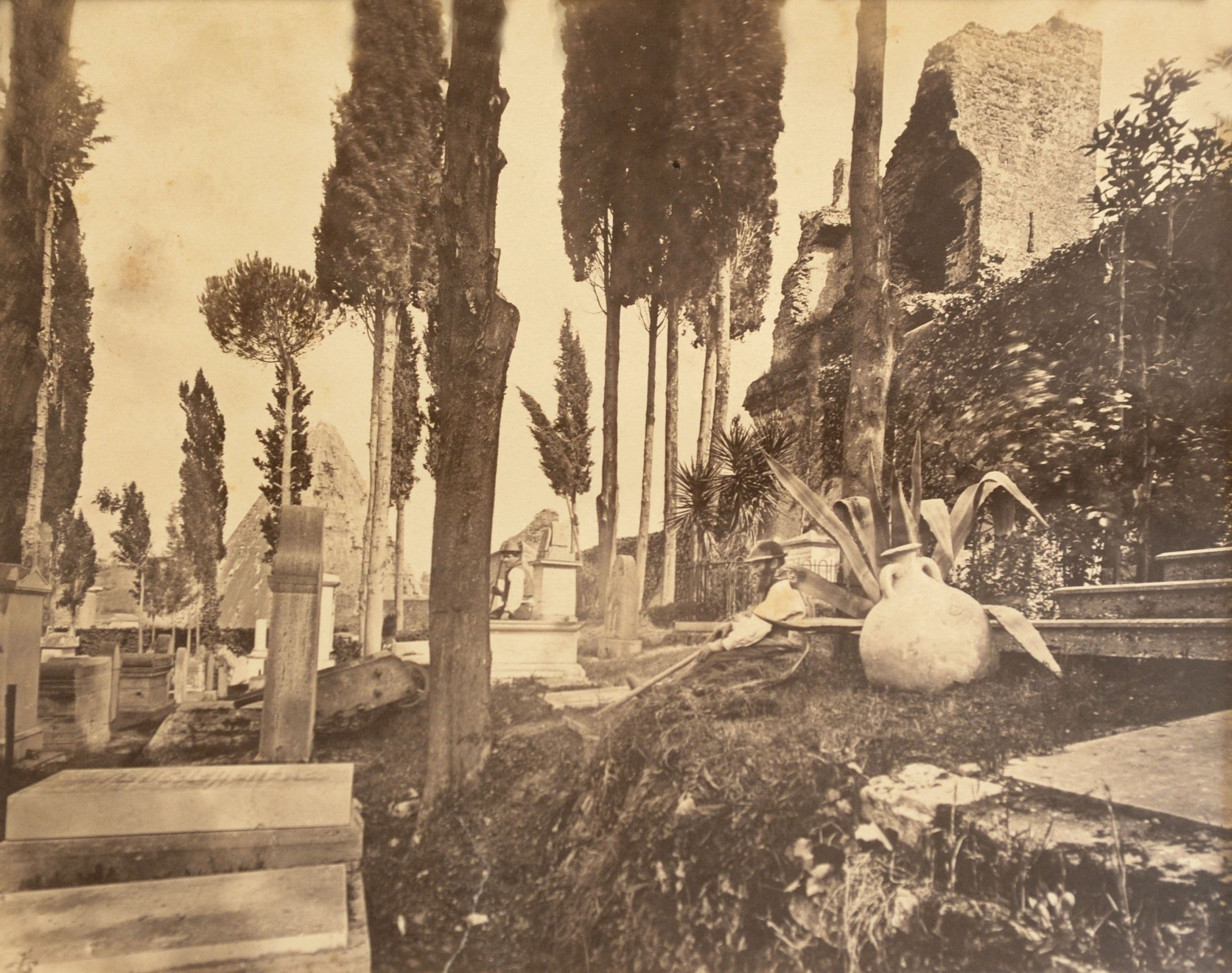 Cimitero dei Protestanti alla Piramide Cestia, 1860 ca. Oswald Ufer (1828-1904). Stampa all’albumina