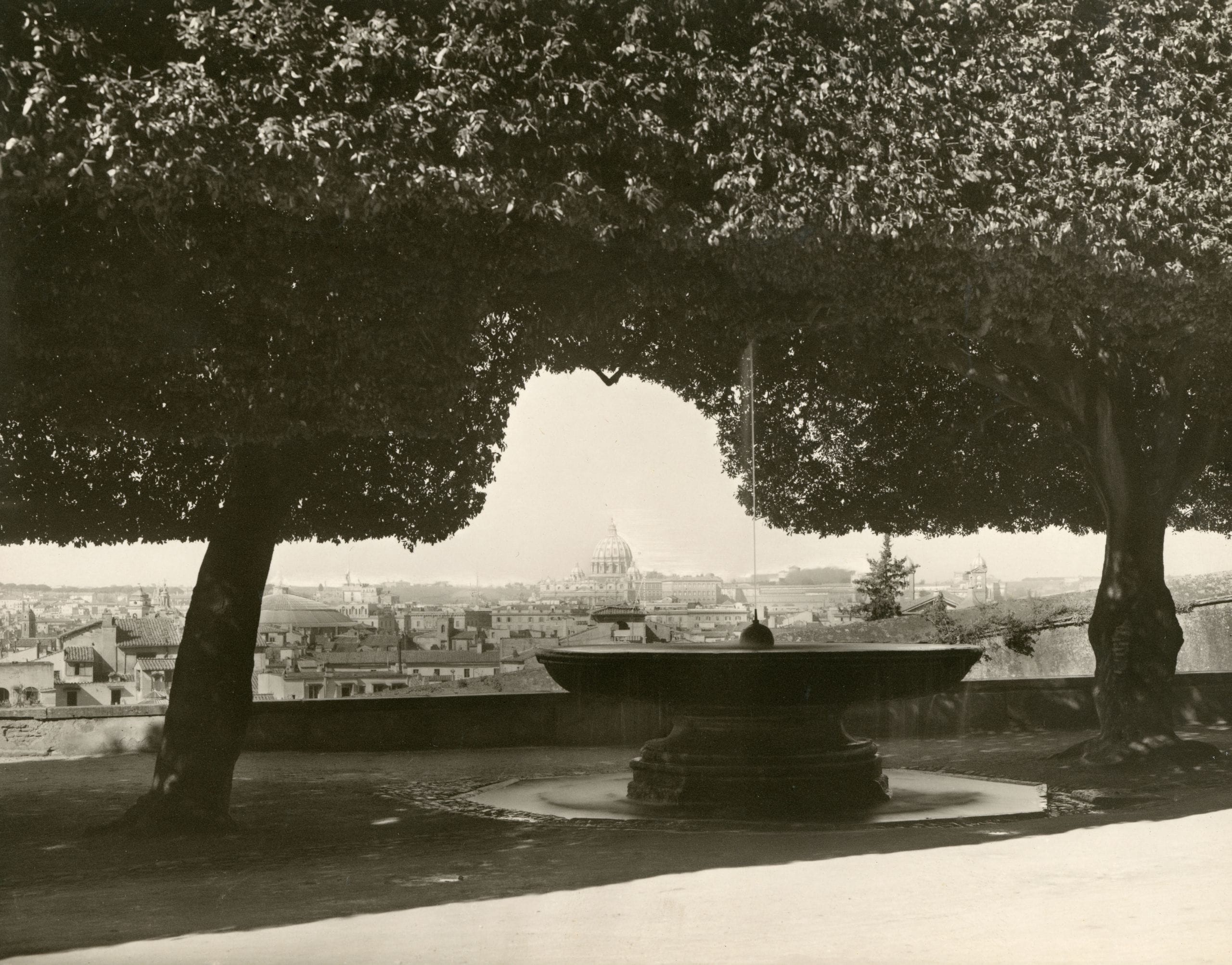 Panorama di Roma dall’Accademia di Francia, 1900-1910. Fotografo non identificato. Stampa al carbone